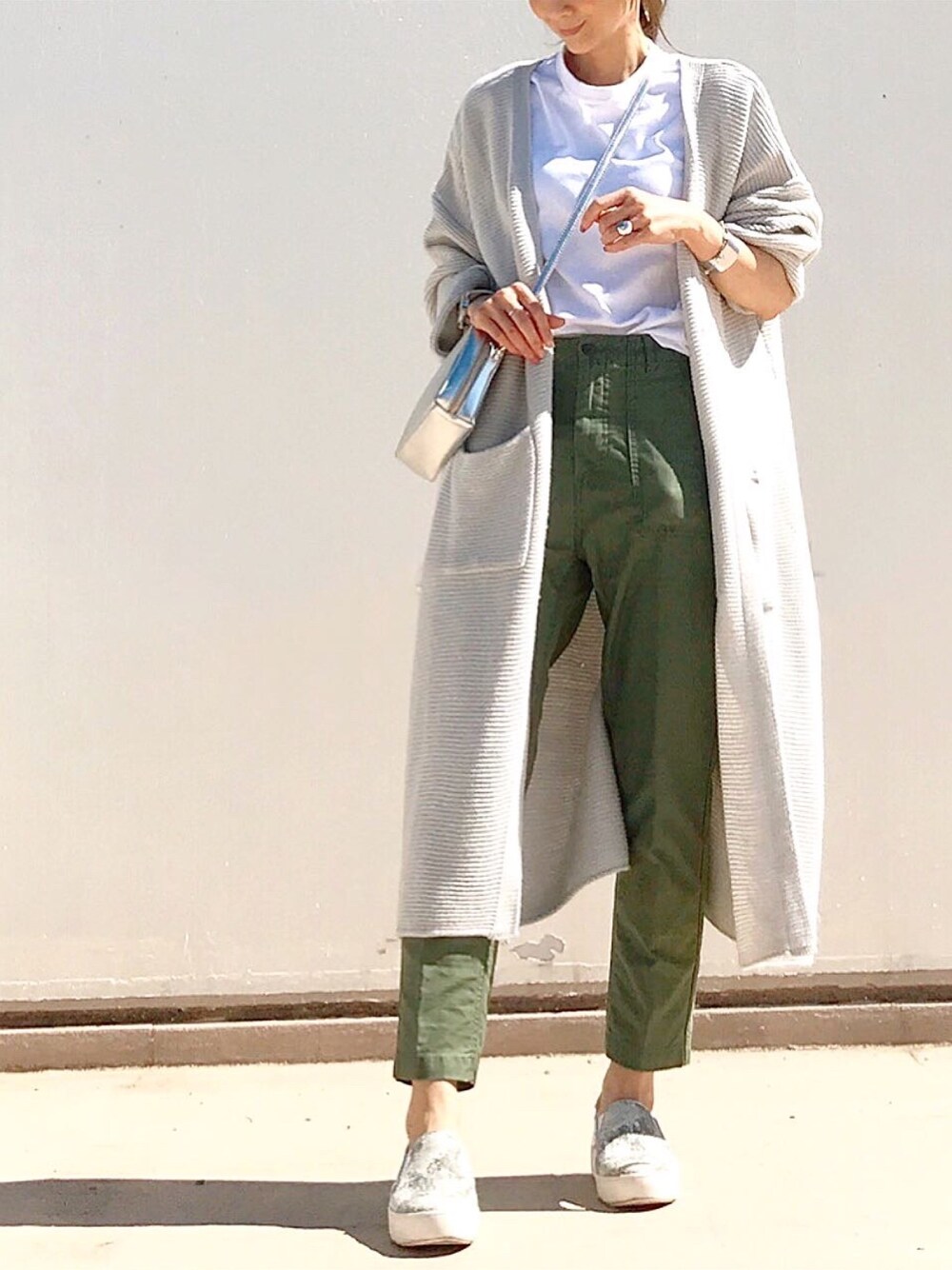 「カジュアルコーデ、春コーデ、春色、スニーカーコーデ、オトナカジュアル、ユニクロ、カーディガン、ベイカーパンツ、ロングカーディガン、カーキ」｜「EVOLの【EVOL】シンプルスリッポン IO9170（スリッポン、その他）」を使った、ＬＵＭＩＥさん（レディース・163cm）の春コーディネートの1枚目の写真