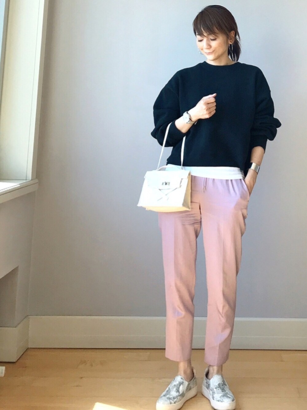 「休日スタイル、大人カジュアル、カジュアル、スニーカーコーデ、はるコーデ、黒、カラーパンツ、スウェット、スリッポン、パイソン柄」｜「SEAのキャンバス パロディーバッグ K/S（ショルダーバッグ、ベージュ系）」を使った、ＬＵＭＩＥさん（レディース・163cm）の春コーディネートの1枚目の写真