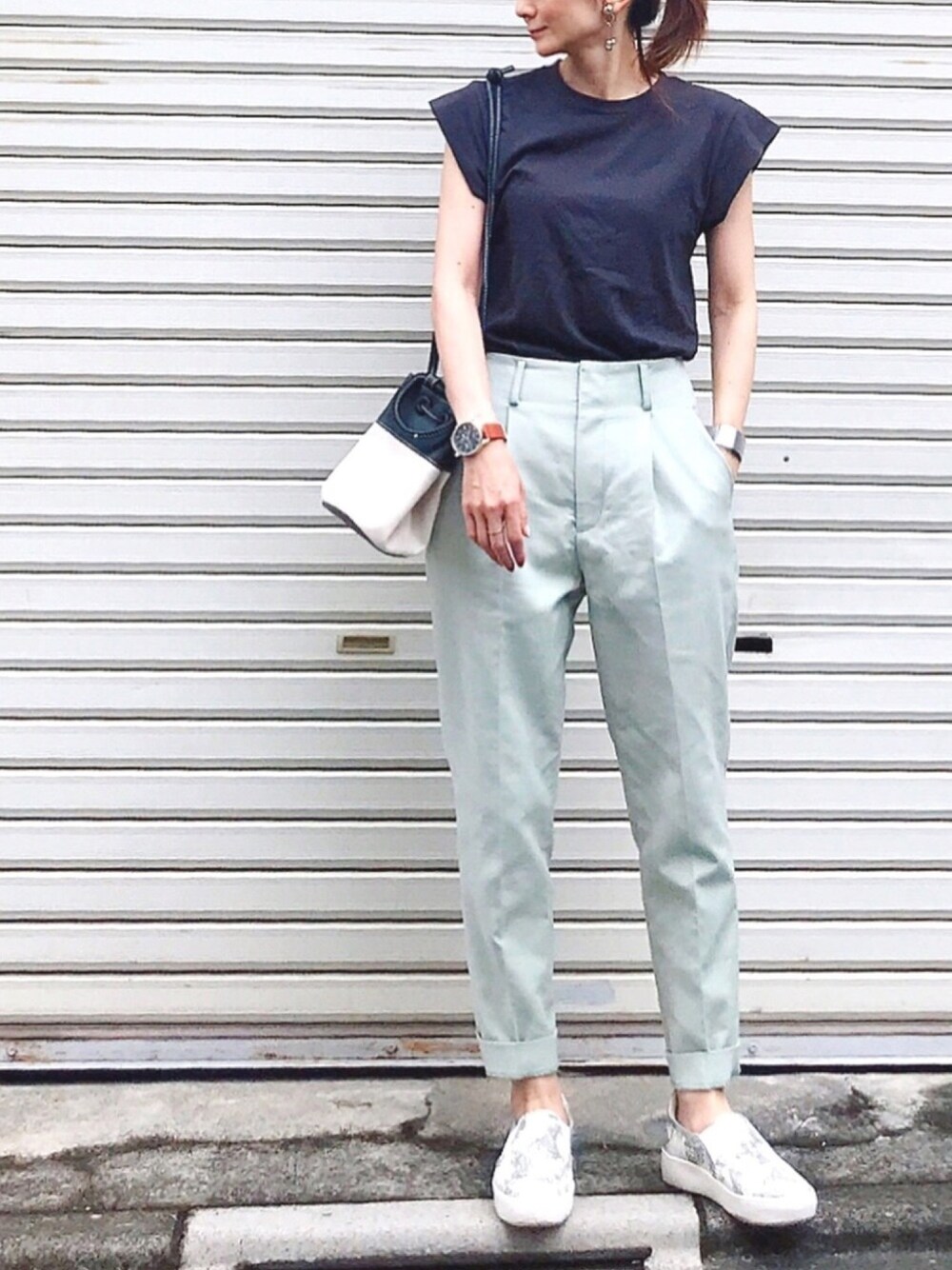 「夏コーデ、プチプラ、カジュアルコーデ、Tシャツ、韓国ファッション、ミントグリーン、スリッポン、ショルダーバッグ、オトナカジュアル、フレンチスリーブ」｜「NANING9のNANING9コラボ フレンチスリーブTシャツ（Tシャツ/カットソー、グレー系）」を使った、ＬＵＭＩＥさん（レディース・163cm）の夏コーディネートの1枚目の写真