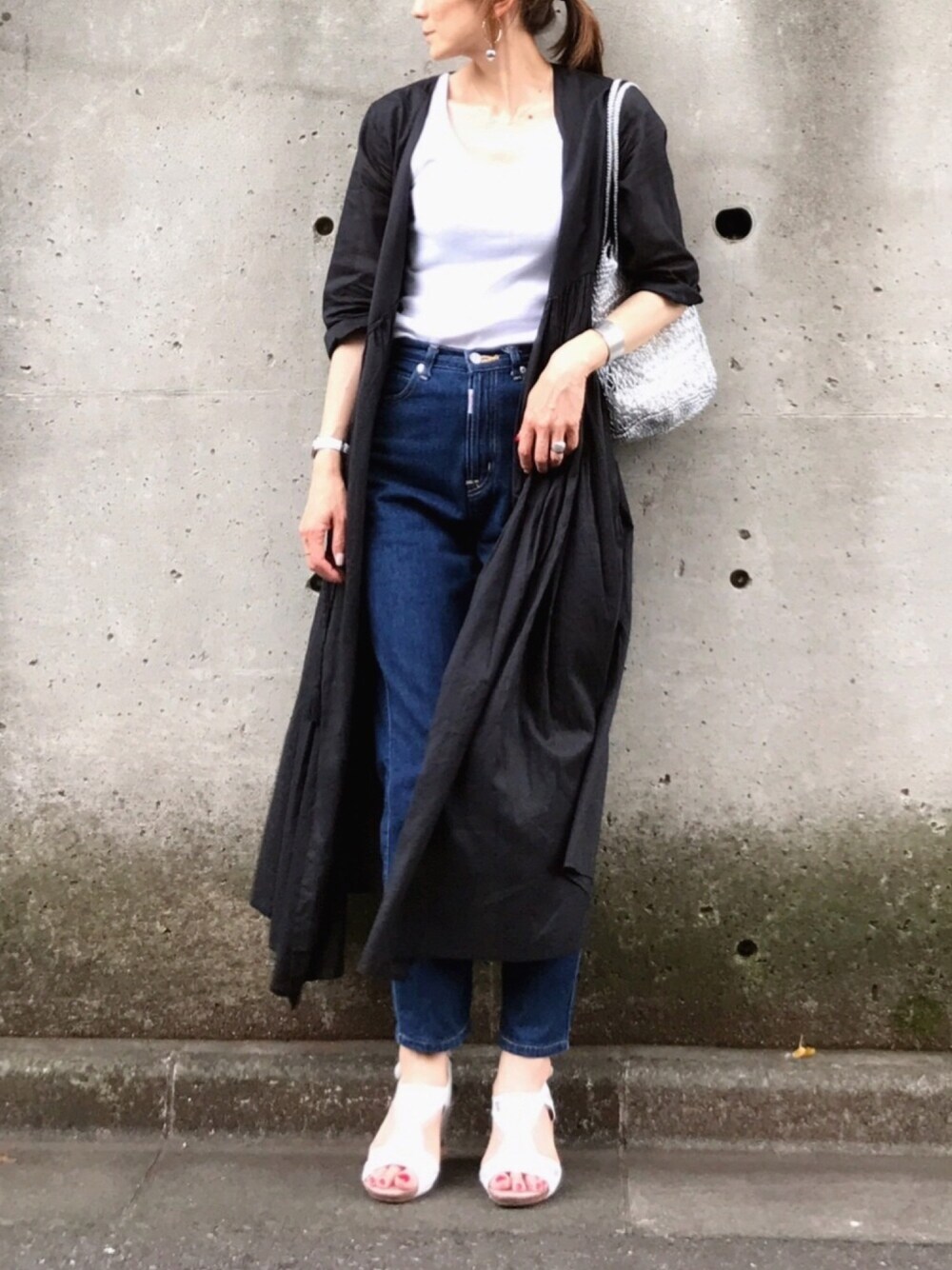「夏、キレイめ、デニムパンツ、ワンピース、ガウン、レイヤードスタイル、かごバッグ、サンダル、タンクトップ、大人カジュアル」｜「AHUJASの【AHUJAS/アフジャス】Vネックワンピース◆（ワンピース、ブラック系）」を使った、ＬＵＭＩＥさん（レディース・163cm）の夏コーディネートの1枚目の写真