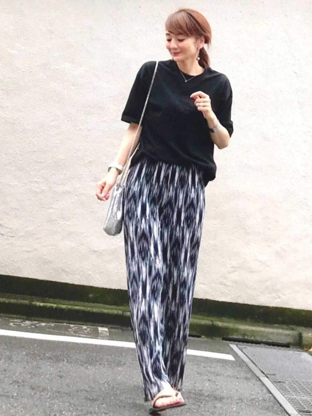 その他のその他パンツ、ブラック系のTシャツ/カットソー、ブラック系のサンダルを着用したレディースの夏コーディネートの1枚目の写真