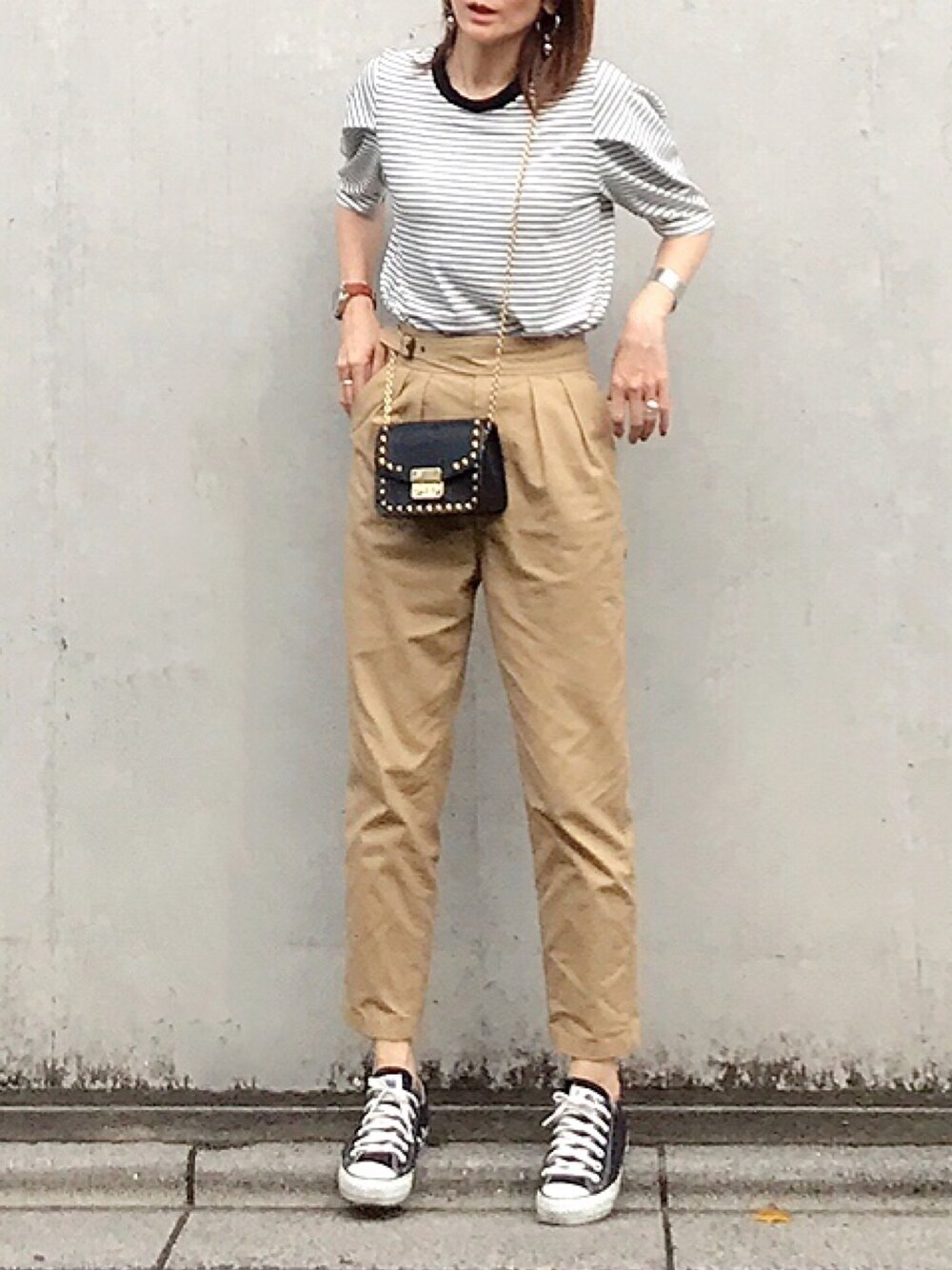 「オトナカジュアル、パンツスタイル、ボーダートップス、ボーダー、チノパン、パフスリーブ、ハイウエスト、ウエストイン、チェーンバッグ、スニーカー」｜「CIENAの【CIENA】タックスリーブプルオーバー（Tシャツ/カットソー、ホワイト系）」を使った、ＬＵＭＩＥさん（レディース・163cm）の夏コーディネートの1枚目の写真
