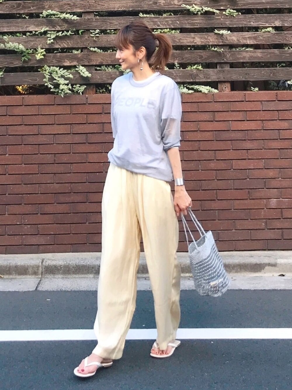 「夏コーデ、楽チンコーデ、カジュアル、プチプラ、Tシャツ、かごバッグ、ワイドパンツ、黄色、ビーチサンダル、パンツスタイル」｜「JOURNAL STANDARD relumeのウォッシャブルシアーニットプルオーバー◆（ニット/セーター、グレー系）」を使った、ＬＵＭＩＥさん（レディース・163cm）の夏コーディネートの1枚目の写真
