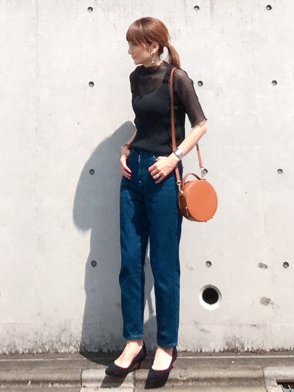 「デニム、プチプラ、キレイめ、秋コーデ、シンプルコーデ、大人カジュアル、シアートップス、デニムパンツ、ショルダーバッグ、パンプス」｜「CIENAの【CIENA】ハイネックプリーツトップス（Tシャツ/カットソー、ブラック系）」を使った、ＬＵＭＩＥさん（レディース・163cm）の夏コーディネートの1枚目の写真