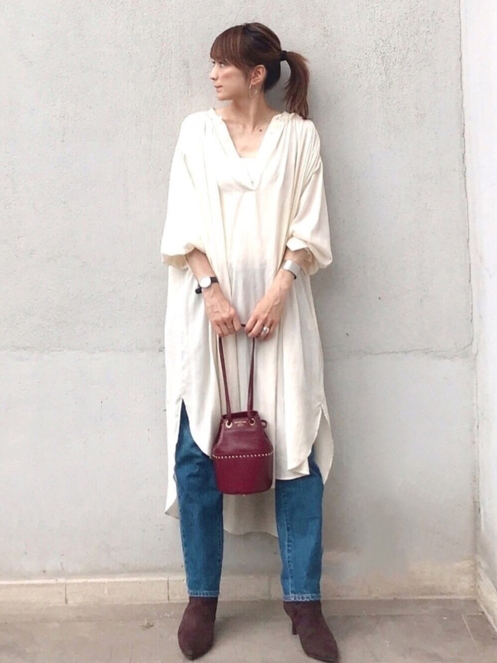 「シンプルコーデ、大人コーデ、おしゃれさんと繋がりたい、キレイめ、秋のコーデ、オトナ女子、プチプラコーデ、ワンピース、巾着バッグ、秋コーデ」｜「TOMORROWLAND のCHRISTIAN VILLA スタッズコンビショルダーバッグ（ショルダーバッグ、レッド系）」を使った、ＬＵＭＩＥさん（レディース・163cm）の夏コーディネートの1枚目の写真
