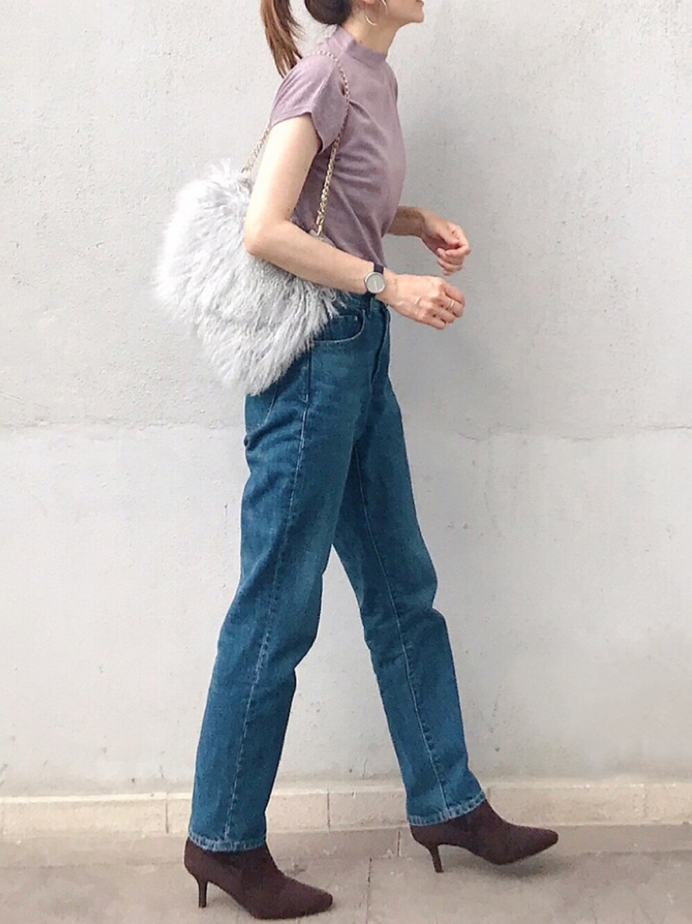 「シンプル、大人女子、パンツスタイル、秋のコーデ、デニムパンツ、ブーツ、ラベンダー、ファー小物、大人カジュアル、デニム」｜「titivateのﾎﾞﾄﾙﾊｲﾈｯｸﾌﾚﾝﾁｽﾘｰﾌﾞﾆｯﾄ（ニット/セーター、パープル系）」を使った、ＬＵＭＩＥさん（レディース・163cm）の夏コーディネートの1枚目の写真