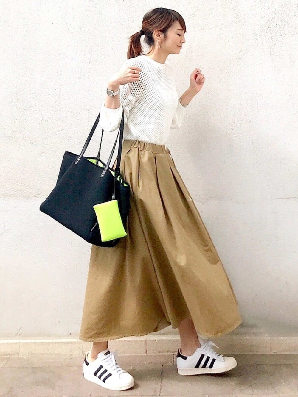 「秋のコーデ、休日スタイル、カジュアル、ラクチンコーデ、秋服、チノスカート、ネオンカラー、白スニーカー、マキシスカート、フレアスカート」｜「LAZY SUSANのトートバッグ　ダフ（トートバッグ、ブラック系）」を使った、ＬＵＭＩＥさん（レディース・163cm）の秋コーディネートの1枚目の写真