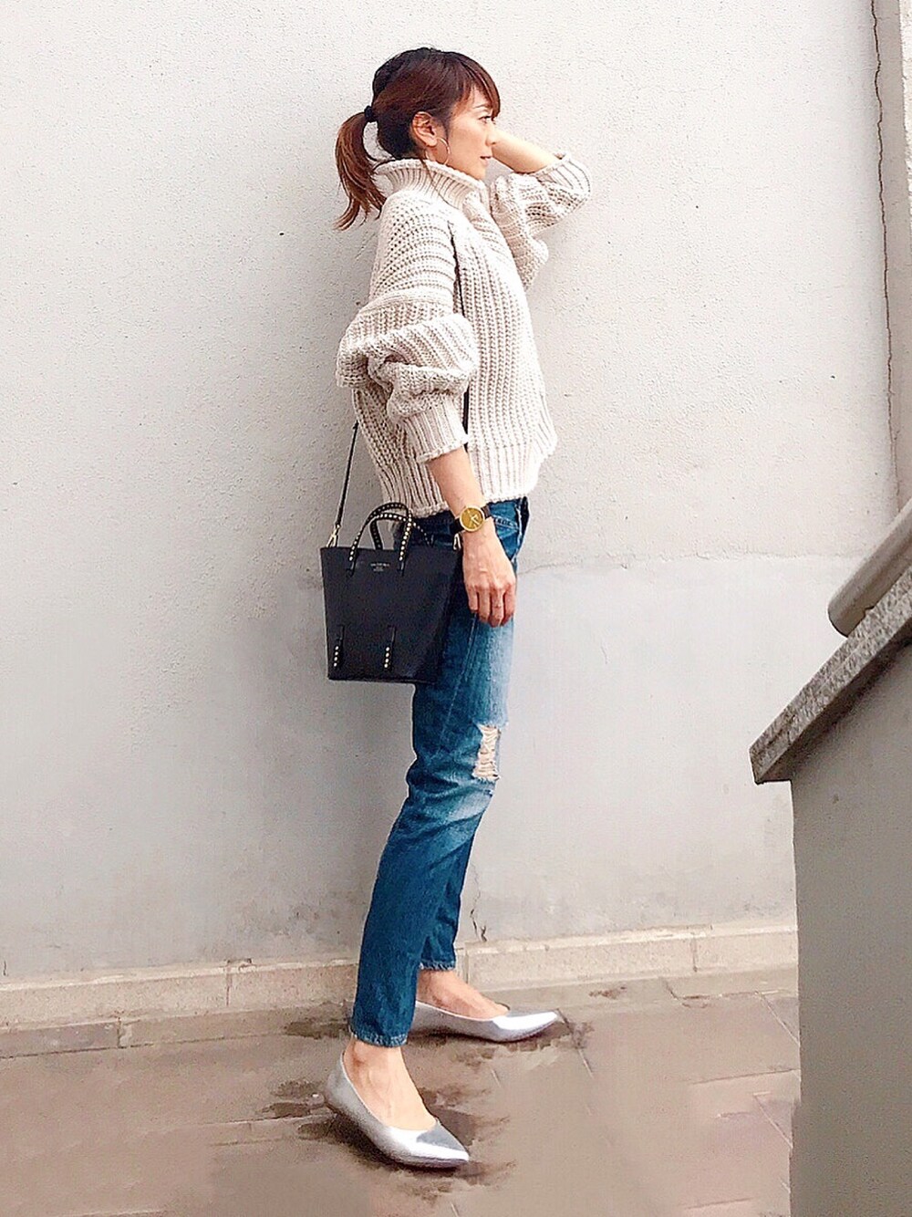 「秋服、シンプル、オトナカジュアル、プチプラコーデ、デニム、秋服準備はじめました、タートルネック、ニット、ショルダーバッグ、フラットシューズ」｜「Demi-Luxe BEAMSのCHRISTIAN VILLA / スタッズ トーバッグ（トートバッグ、ブラック系）」を使った、ＬＵＭＩＥさん（レディース・163cm）の秋コーディネートの1枚目の写真