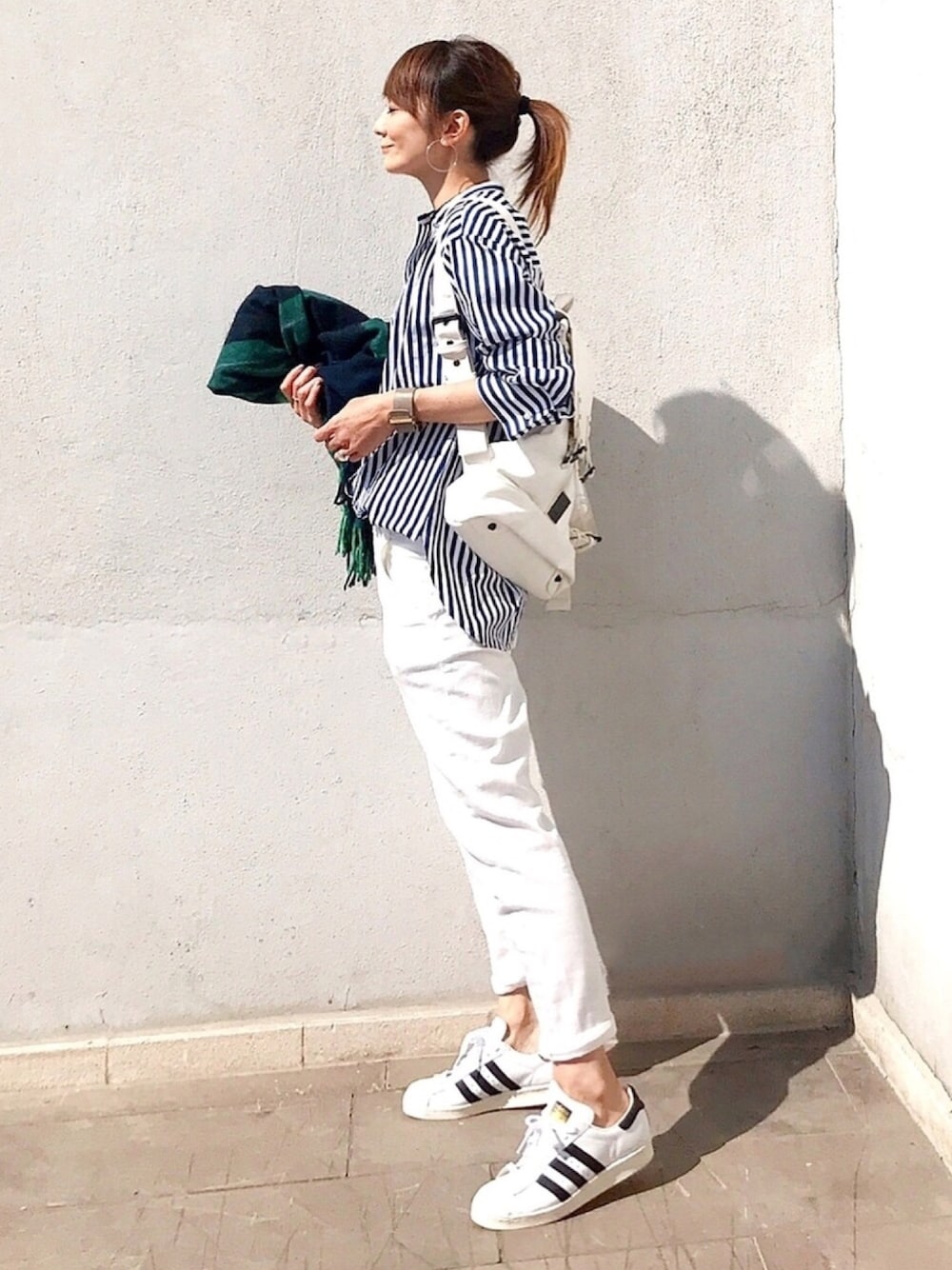 「秋コーデ、秋服準備はじめました、シャツスタイル、大人コーデ、デニムパンツ、大人カジュアル、ストライプシャツ、ストライプ、白スニーカー、バックパック」｜「THOMAS MASONのアイテム（シャツ/ブラウス、その他）」を使った、ＬＵＭＩＥさん（レディース・163cm）の秋コーディネートの1枚目の写真