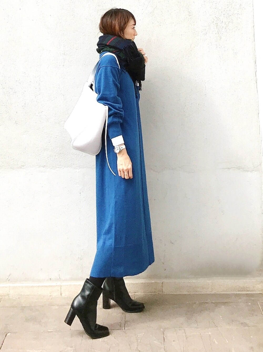 「秋のマイ旬スタイル、秋服、シンプル、秋コーデ、ショートブーツ、マフラーぐるぐる、マフラー、トートバッグ、ワンピース、ニットワンピース」｜「MK MICHEL KLEINの【洗える】Vネックニットワンピース（ワンピース、ブルー系）」を使った、ＬＵＭＩＥさん（レディース・163cm）の秋コーディネートの1枚目の写真