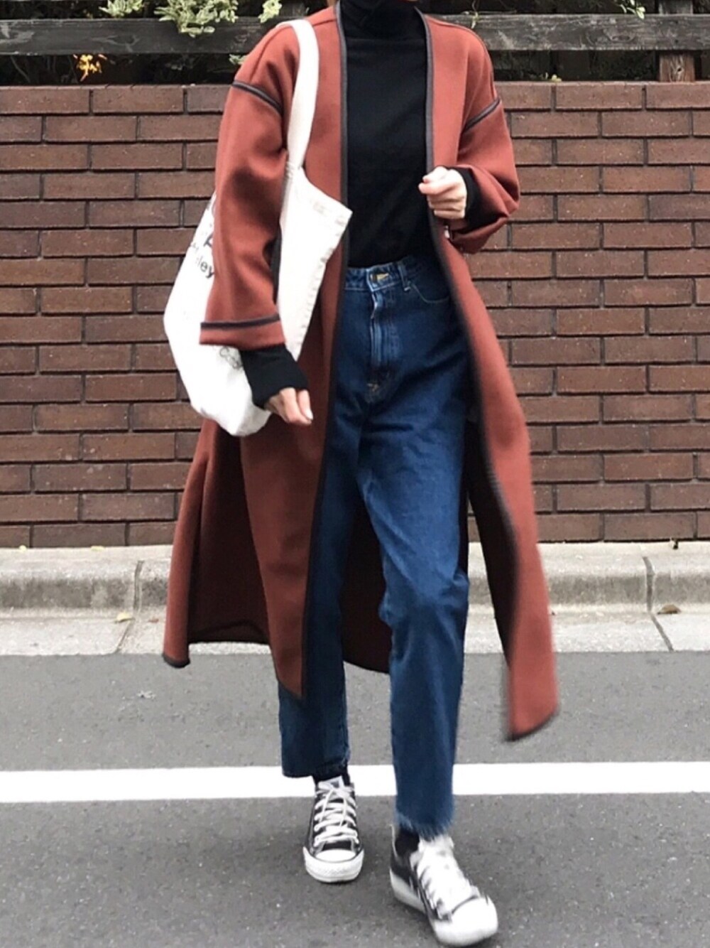 「年末WEAR感謝祭、秋冬コーデ、デニム、デニムパンツ、パイピング、ロングコート、大人カジュアル、トートバッグ、タートルネック、黒スニーカー」｜「SOMETHINGのSOMETHING/サムシング【年間ベストセラー】 FRENCH NOUVEAU Wフロント　ROOMY SLIM（デニムパンツ、ブルー系）」を使った、ＬＵＭＩＥさん（レディース・163cm）の冬コーディネートの1枚目の写真