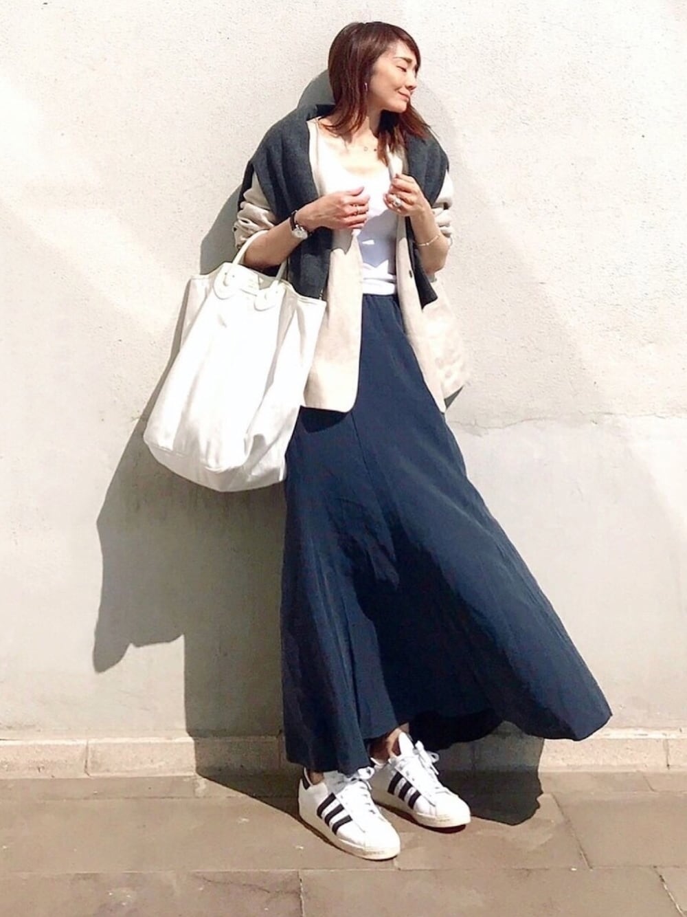 「大人カジュアル、春、オトナ女子、白スニーカー、レイヤードスタイル、ロングスカート、マキシスカート、ジャケット、肩掛け、トートバッグ」｜「JOURNAL STANDARD relumeのフィブリルレーヨンポリエステルマーメイドスカート◆（スカート、グレー系）」を使った、ＬＵＭＩＥさん（レディース・163cm）の春コーディネートの1枚目の写真
