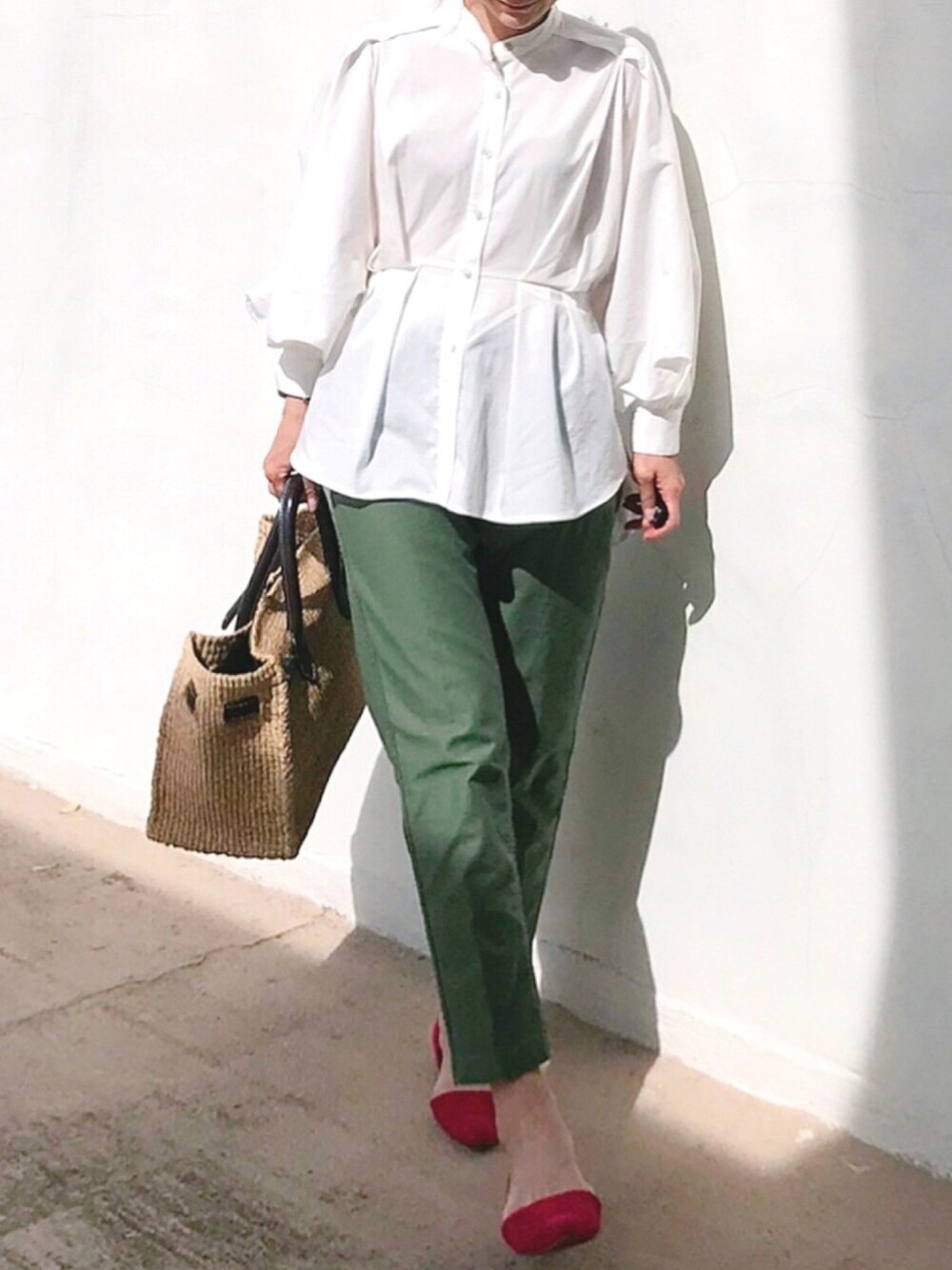 ホワイト系のシャツ/ブラウス、グリーン系のカーゴパンツ、ピンク系のパンプスを着用したレディースの春コーディネートの1枚目の写真