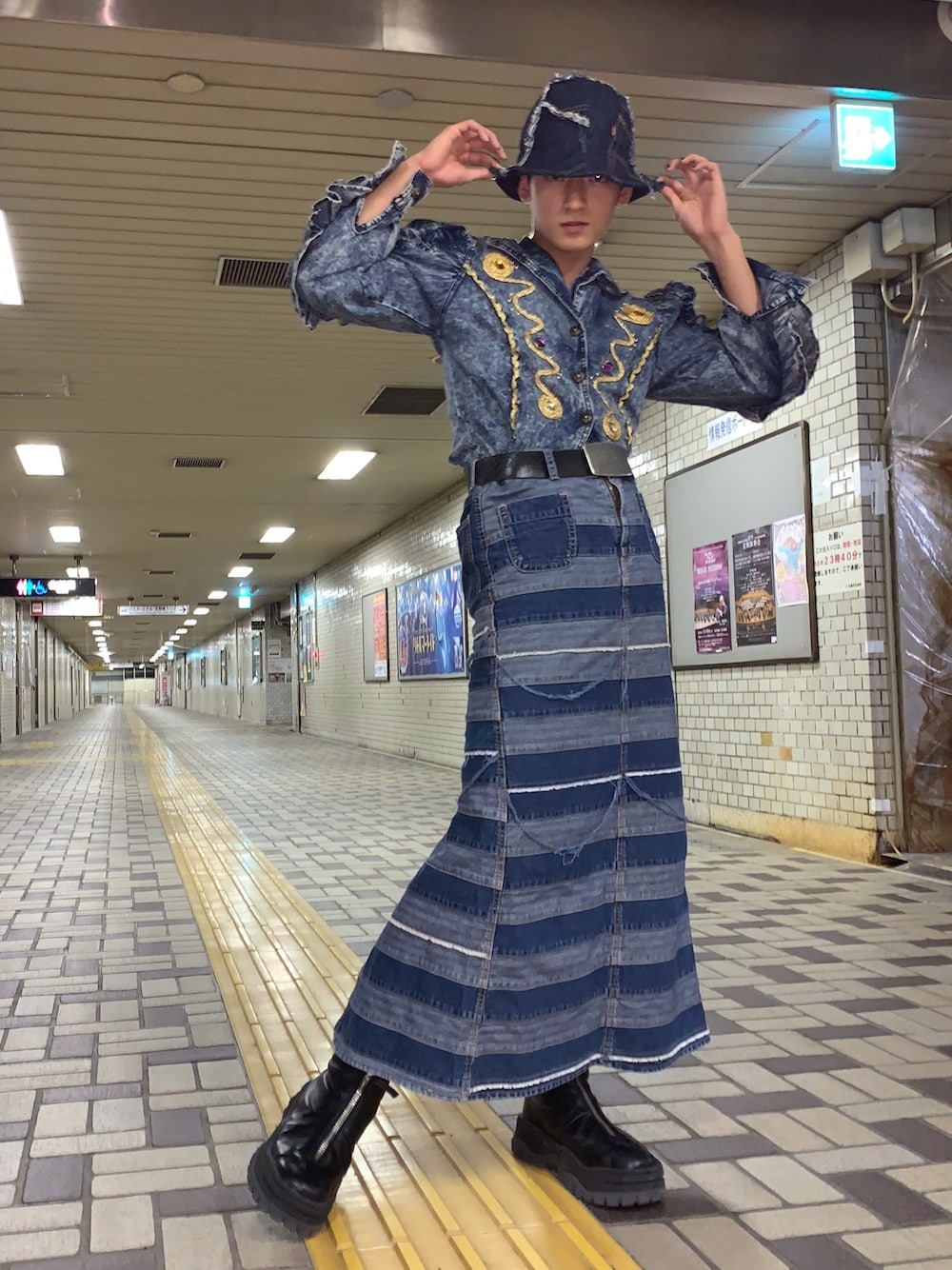 「90'sスタイル、80's、リメイク、リメイクジーンズ、フリル、ロングスカート、ブーツ、古着MIX、オールジーンズ、vintage」｜「HYSTERIC GLAMOURのスクラッチAラインデニムミニスカート（デニムスカート、ブルー系）」を使った、シマリスさん（メンズ・175cm）の秋コーディネートの1枚目の写真