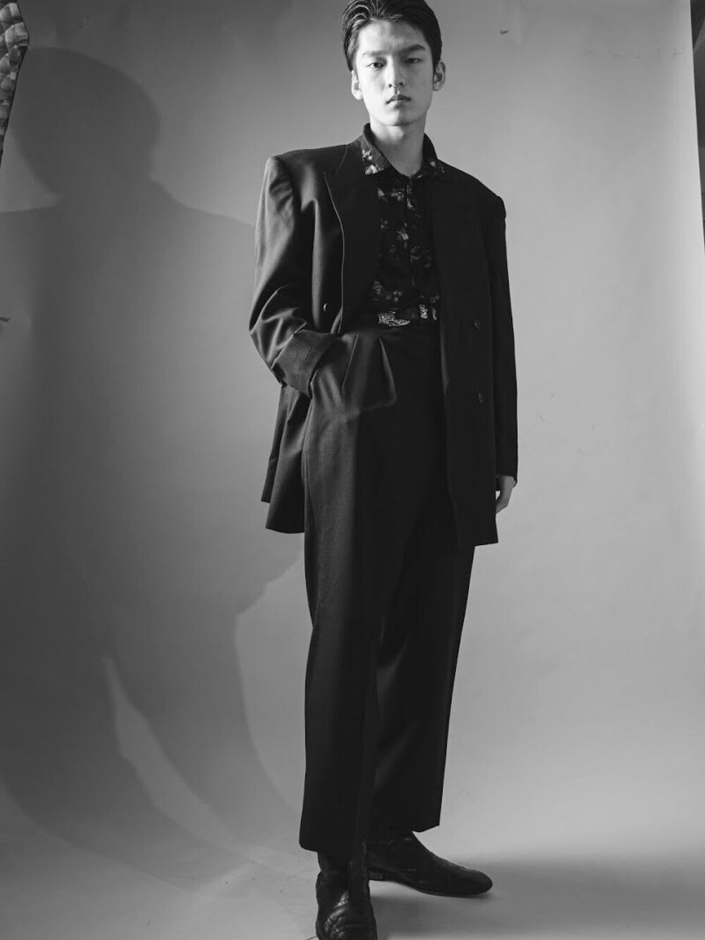 「セットアップ、Dior、肩パッド、バブリー、90'sスタイル、大人コーデ、ootd、オーバーサイズ、モード、オトナカジュアル」｜「Diorのアイテム（セットアップ、ブラック系）」を使った、シマリスさん（メンズ・175cm）の春コーディネートの1枚目の写真