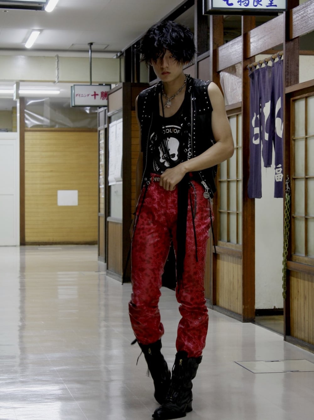 「大人カジュアル、NUMBER (N)INE、Diesel、パンク、レザーパンツ、年末WEAR感謝祭、ブーツイン、黒、レザージャケット、レザーベスト」｜「DIESELのアイテム（ベスト、ブラック系）」を使った、シマリスさん（メンズ・175cm）の冬コーディネートの1枚目の写真