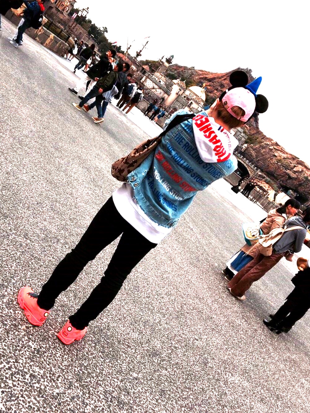 「黒スキニー、スニーカー、street、THRASHER、THE ROLLING STONES、air jordan9」｜「ZARAのアイテム（デニムジャケット、ブルー系）」を使った、yokkunさん（メンズ・178cm）の春コーディネートの1枚目の写真