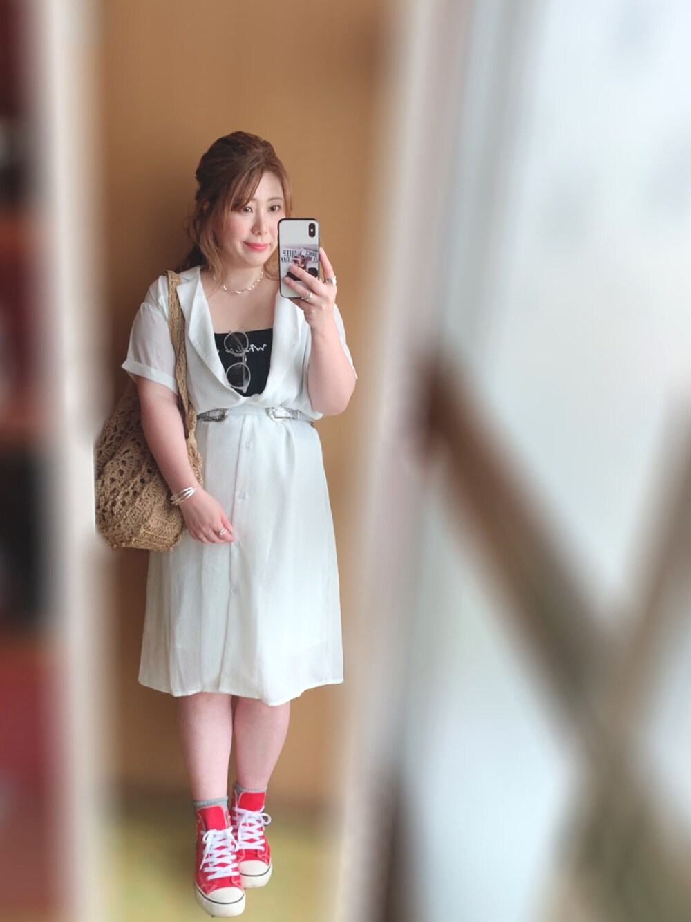「夏コーデ、ぽっちゃり、ぽっちゃりコーデ、低身長コーデ、カジュアルコーデ、ウィッグ、シャツワンピ、クリアベルト、スニーカーコーデ、ハイカットスニーカー」｜「RAY CASSINのヨークギャザーロングシャツワンピース（シャツワンピース、ホワイト系）」を使った、谷原小春さん（レディース・155cm）の夏コーディネートの1枚目の写真
