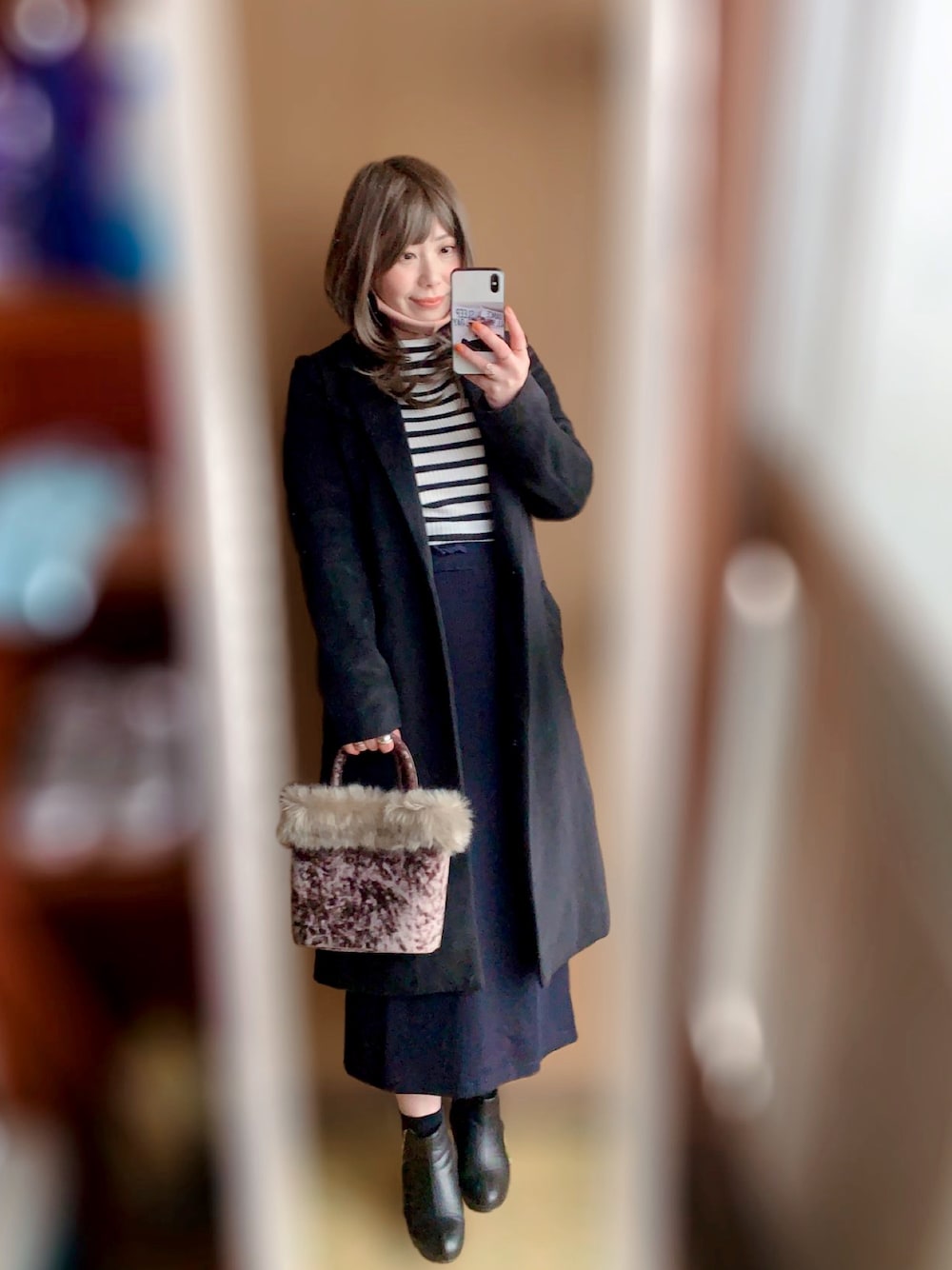「休日スタイル、ぽっちゃりコーデ、ぽっちゃり、ウィッグ、低身長、秋冬コーデ、ニット、ロングコート、ロングスカート、黒ブーツ」｜「LibertyDollの美シルエット6cmチャンキーヒールサイドゴアブーツ（ブーツ、ブラック系）」を使った、谷原小春さん（レディース・155cm）の冬コーディネートの1枚目の写真