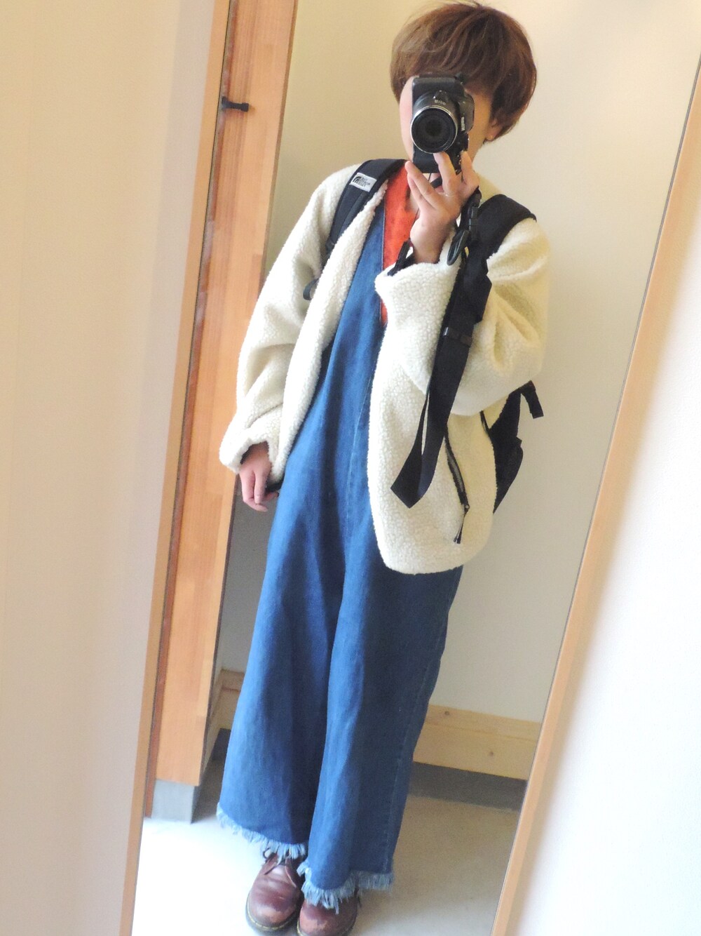 「ラクチンコーデ、ボアジャケット、おしゃれさんと繋がりたい」｜「KBFのKBF デニムサロペット（サロペット/オーバーオール、ブルー系）」を使った、モココさん（レディース・162cm）の秋コーディネートの1枚目の写真