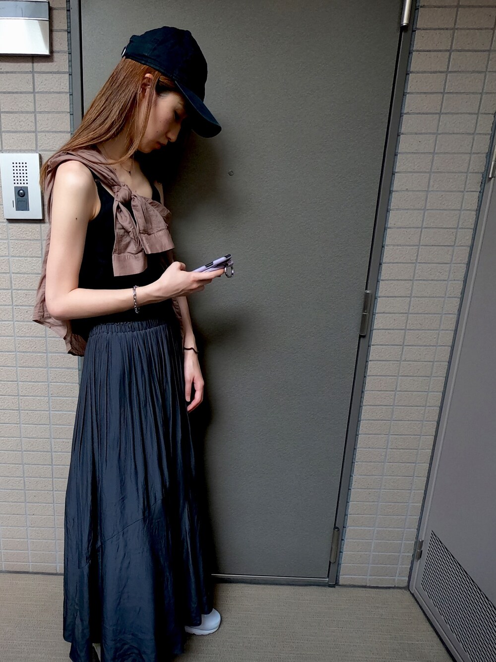 「シンプルコーデ、秋のコーデ、スニーカー、大人カジュアル、キャップ、白スニーカー、NIKE」｜「NIKEの◇NIKE / ナイキ エアプレスト エッセンシャル（スニーカー、ホワイト系）」を使った、MMさん（レディース・160cm）の秋コーディネートの1枚目の写真