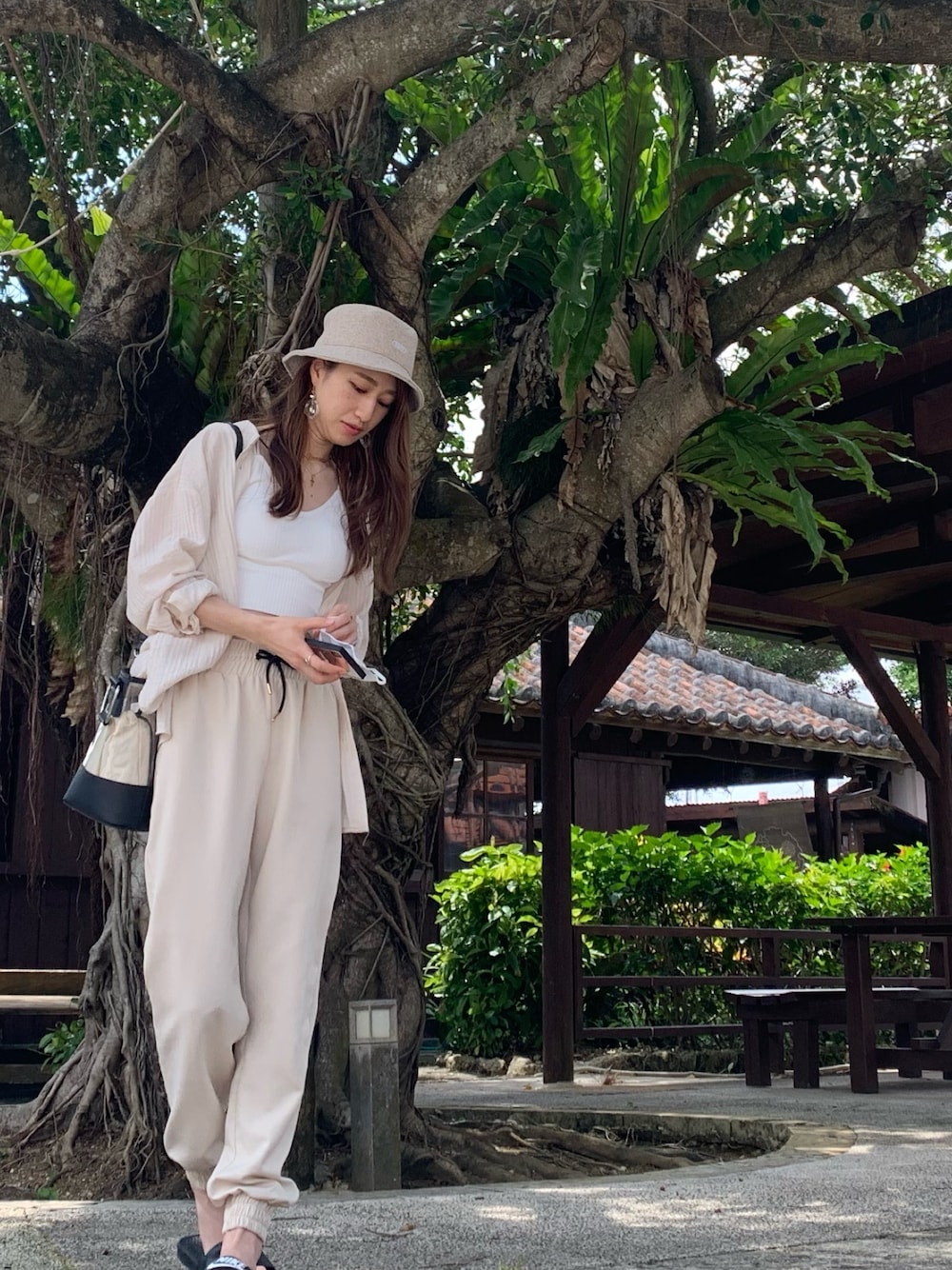 「沖縄、沖縄旅行、パンツスタイル、シアーシャツ、オールホワイト、ワントーンコーデ、春夏コーデ、バケットハット」｜「14+のSOUTH刺繍バケットハット（ハット、ベージュ系）」を使った、MMさん（レディース・160cm）の春コーディネートの1枚目の写真