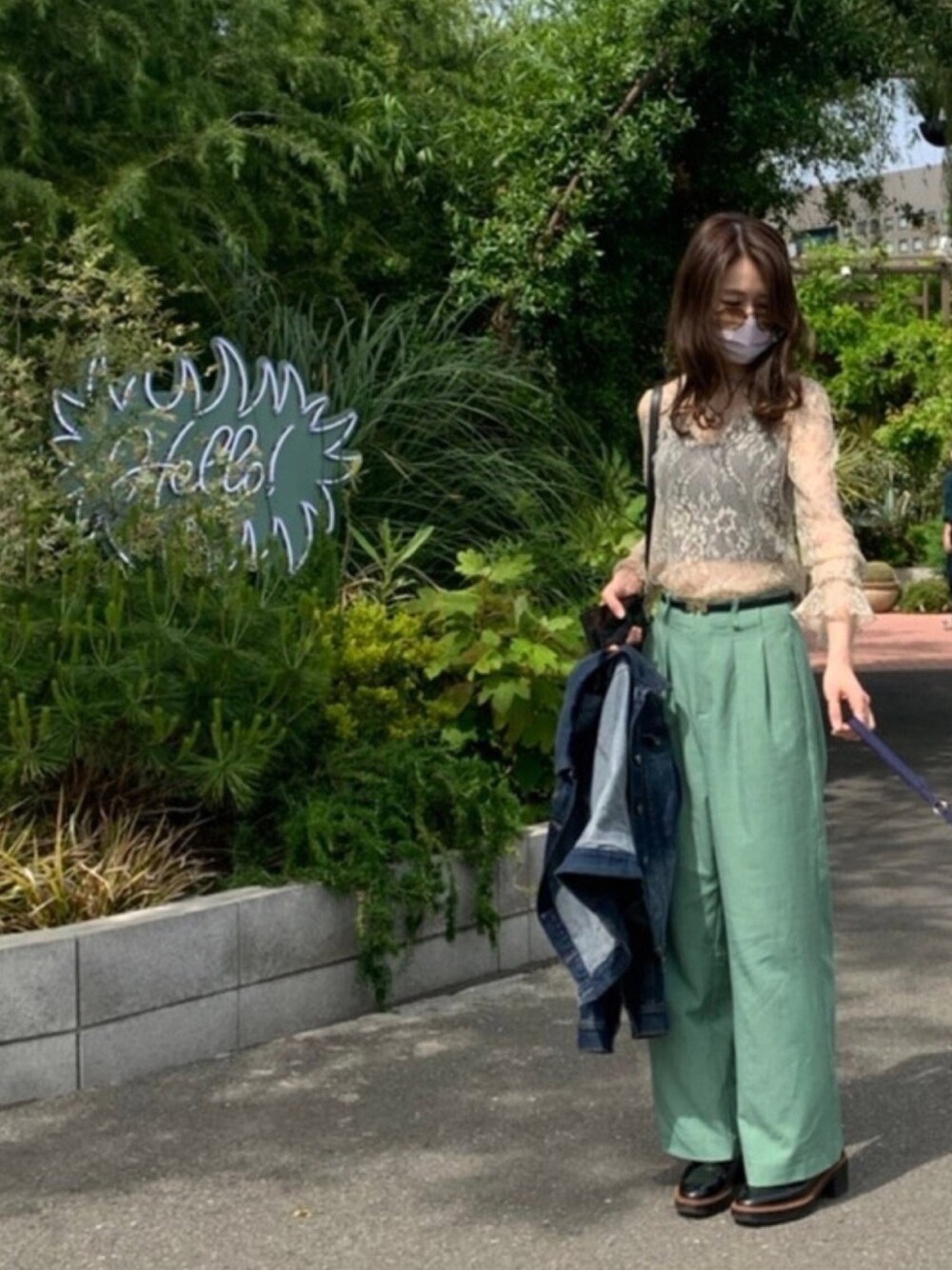「シアートップス、カラーパンツ、グリーン、フラットシューズ、おしゃれさんと繋がりたい、ウエストマーク、ワイドパンツ、春コーデ、カフェ、きれいめカジュアル」｜「AMAILのFlower embroidery like cloth（Tシャツ/カットソー、ベージュ系）」を使った、MMさん（レディース・170cm）の春コーディネートの1枚目の写真