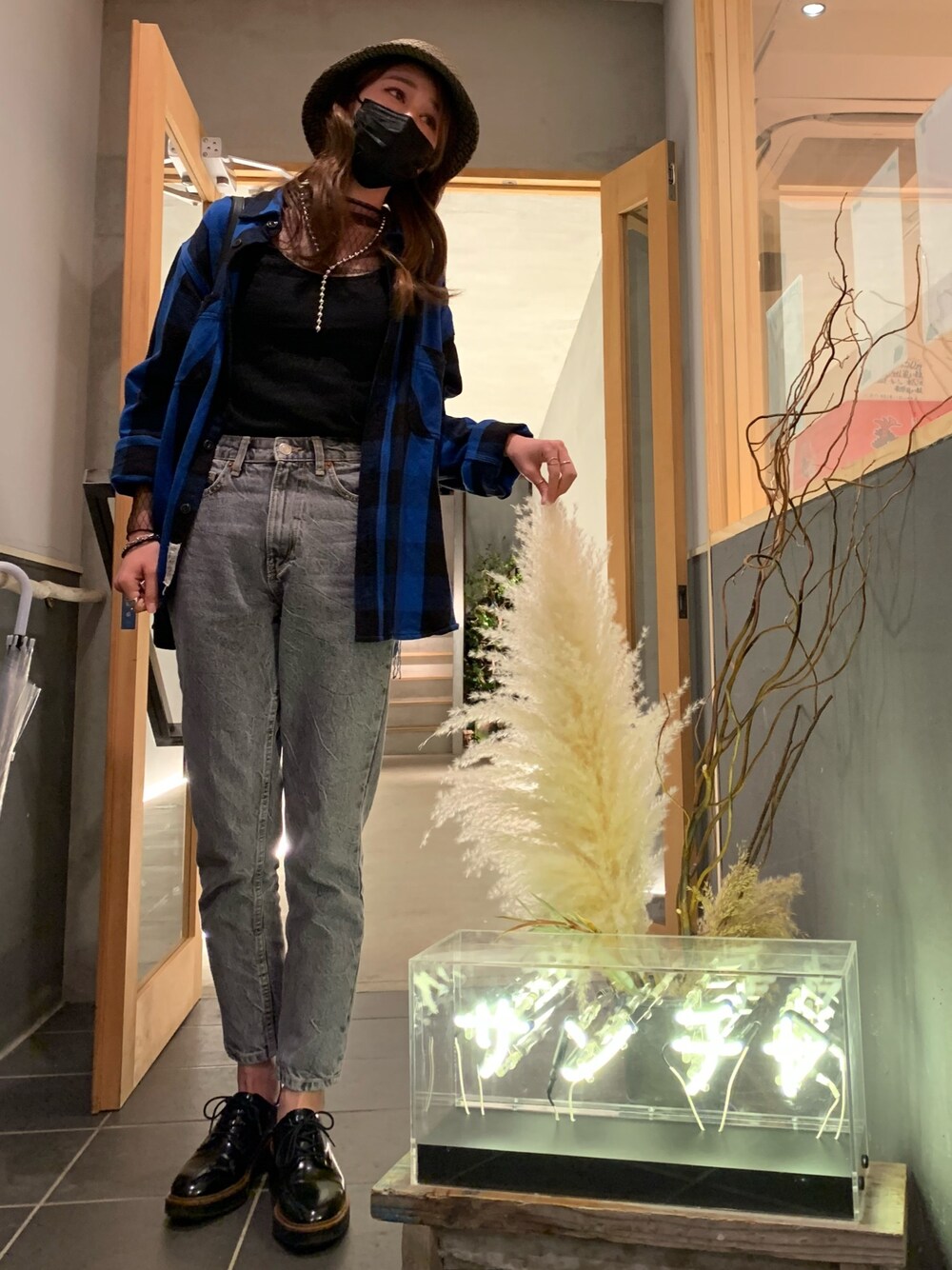 「これが私をアゲる服、デニム、シアートップス、バケットハット、チェーンネックレス、フラットシューズ、韓国ファッション、アンクルパンツ、レイヤードスタイル」｜「MOUSSYのMONOGRAM BUCKET ハット / モノグラム バケットハット（ハット、ブラウン系）」を使った、MMさん（レディース・170cm）の春コーディネートの1枚目の写真