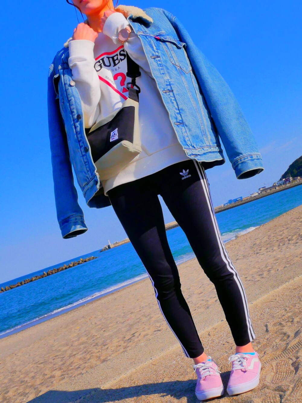 「ootd、シンプル、デニム、ストリート、デート、adidas originals、guess、VANS、Levi's、Klasse14」｜「Levi'sのアイテム（デニムジャケット、ブルー系）」を使った、MAYAさん（レディース・157cm）の冬コーディネートの1枚目の写真