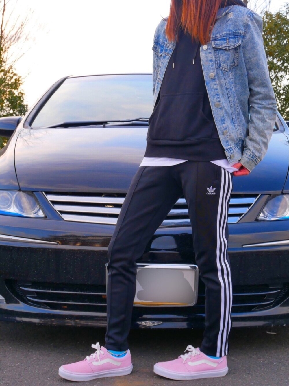 「fashion、denim、GU、おしゃれさんと繋がりたい、シンプルコーデ、ストリート、プチプラ、プチプラコーデ、ブラック、ピンク」｜「adidas Originalsのアイテム（パンツ、ブラック系）」を使った、MAYAさん（レディース・157cm）の冬コーディネートの1枚目の写真
