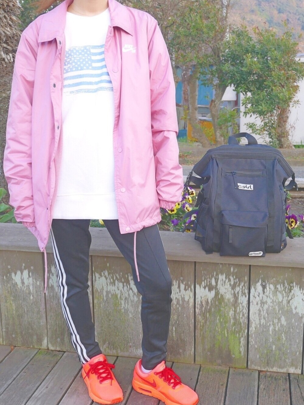 「春色、春コーデ、ナチュラル、NIKE、adidas originals、x-girl、シンプル」｜「NIKEのNIKE AS M NK SB SHLD JKT COACHES (ELEMENTAL PINK/WHITE)【SP】（その他アウター、ピンク系）」を使った、MAYAさん（レディース・157cm）の春コーディネートの1枚目の写真