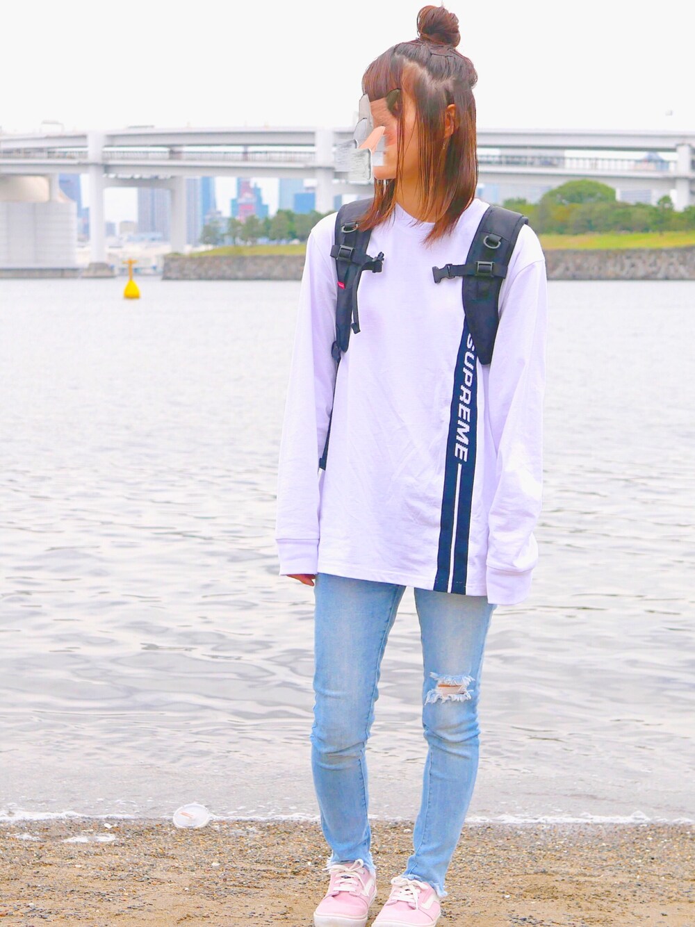 「シンプル、supreme、秋コーデ」｜「Supreme のアイテム（トップス、ホワイト系）」を使った、MAYAさん（レディース・157cm）の秋コーディネートの1枚目の写真