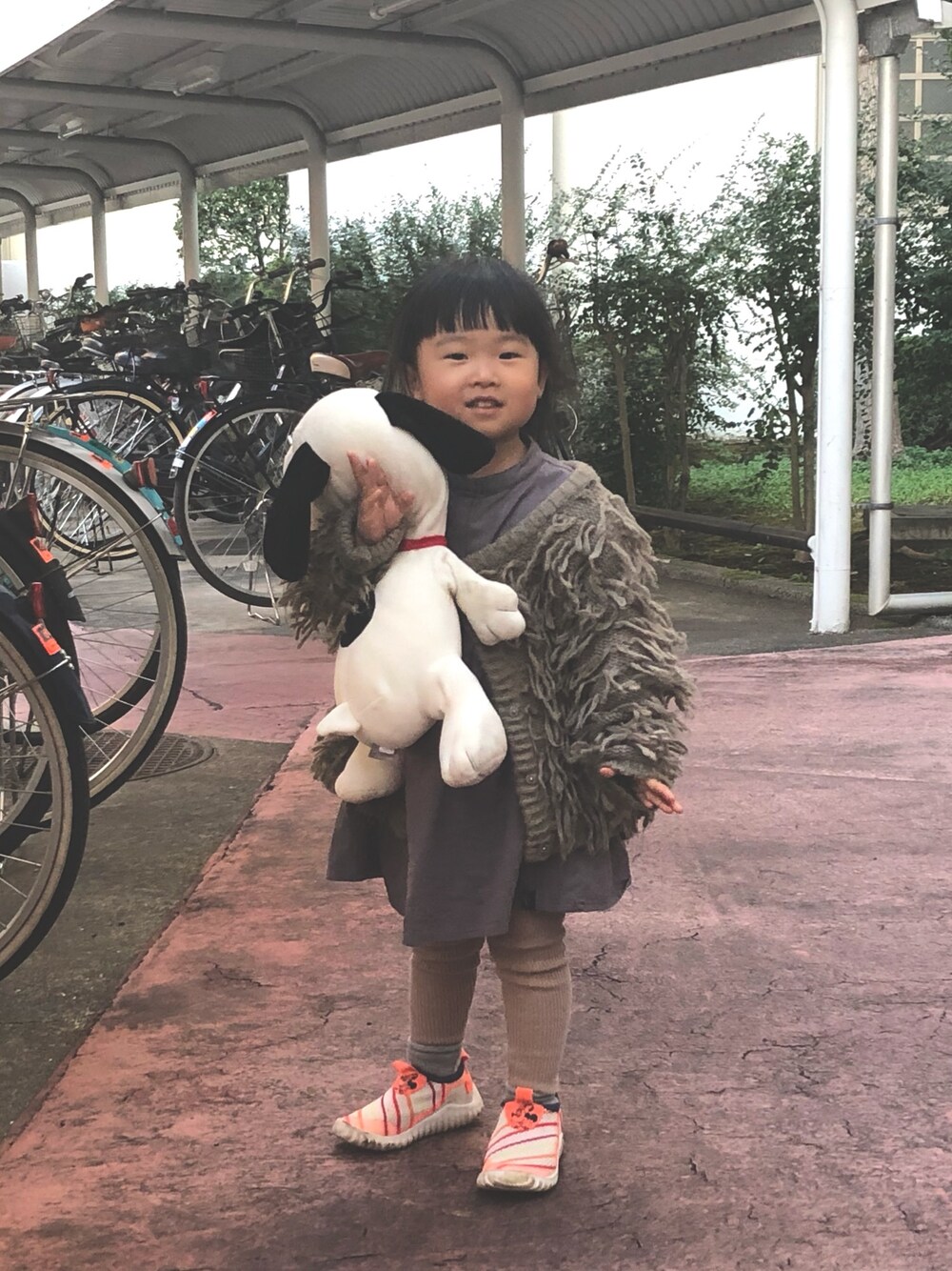 「スヌーピー、もけもけ」｜「CIAOPANIC TYPYのアイテム（ニット/セーター、ブラウン系）」を使った、coco♩さん（キッズ・90cm）の秋コーディネートの1枚目の写真
