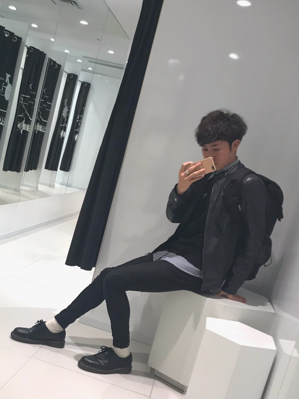 「春、春コーデ、おしゃれさんと繋がりたい、チェック、スキニー、革靴、黒、きれいめカジュアル、ユニクロ、プチプラ」｜「Dr. MartensのDr.Martens / ドクターマーチン 1461 3EYE GIBSON SHOE 3ホール ギブソン シューズ（ドレスシューズ、ブラック系）」を使った、みたらしさん（メンズ・173cm）の春コーディネートの1枚目の写真