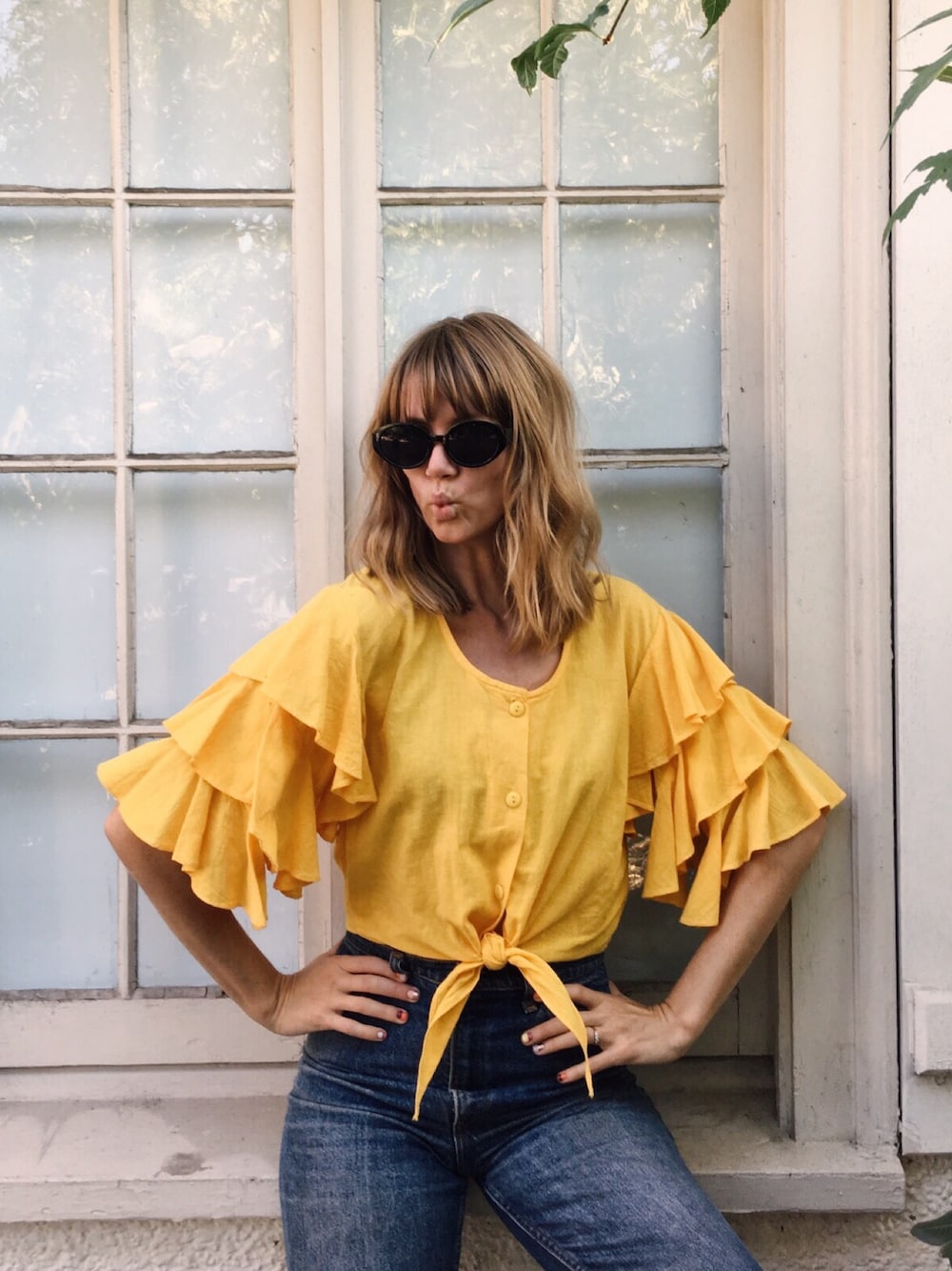 「casual、yellow、Ruffles、denim、Shades、vintage、summer、90’s、girl、vintage style」｜「FOREVER 21のアイテム（サングラス、ブラック系）」を使った、EliseApffelさん（レディース・173cm）の夏コーディネートの1枚目の写真