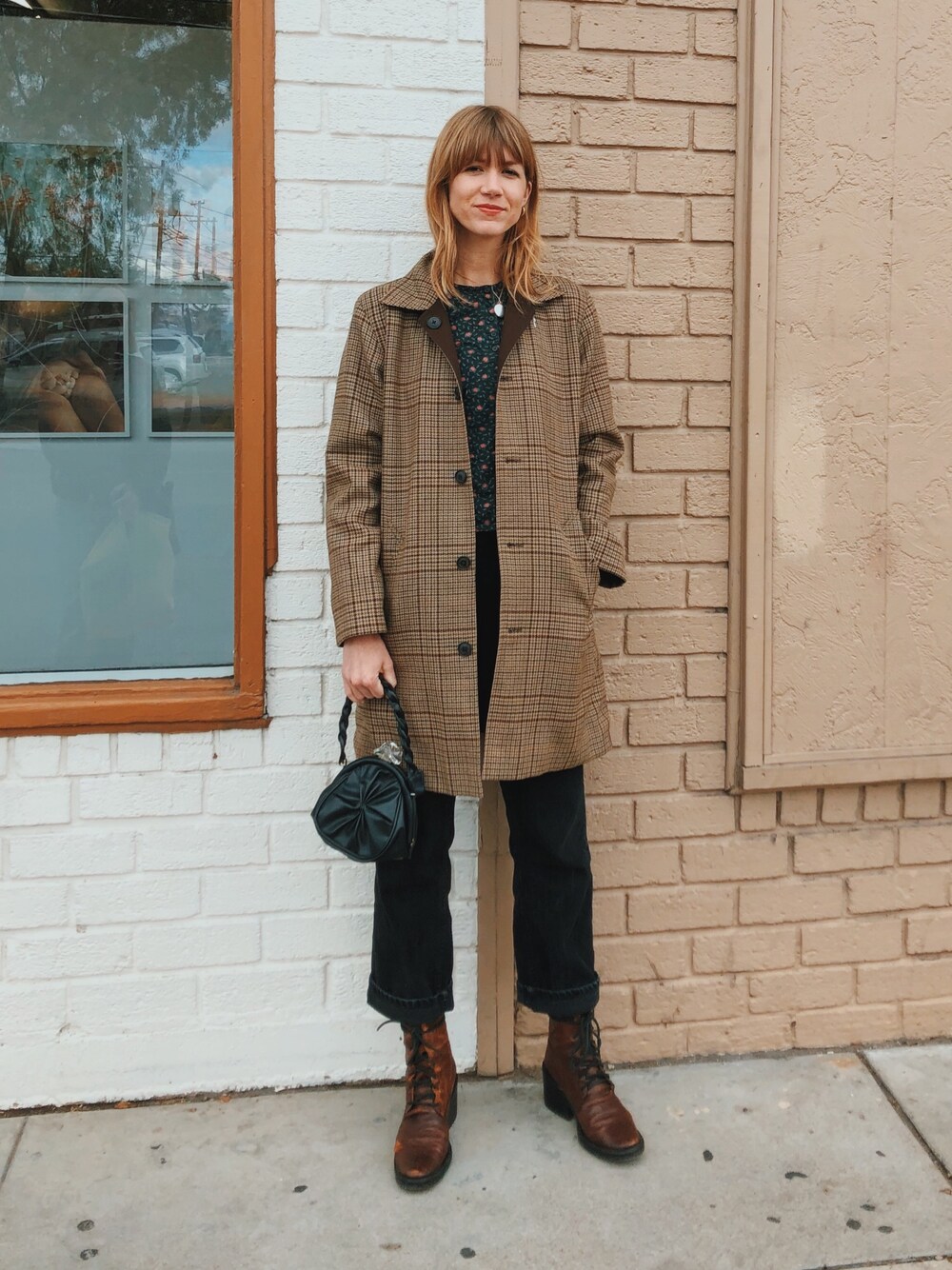 「street、streetstyle、plaid、boots、fall、winterstyle、chic、vintage、layering、trench coat」｜「RALPH LAURENのアイテム（トレンチコート、ブラウン系）」を使った、EliseApffelさん（レディース・173cm）の冬コーディネートの1枚目の写真