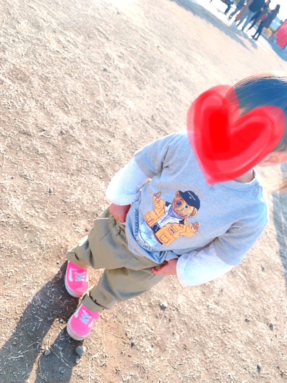 「キッズファッション、カジュアル、女の子コーデ、オーバーサイズ、公園、今日のコーデ、ポロラルフローレン、Dickiesパンツ、VANSのスニーカー」｜「POLO RALPH LAURENのアイテム（Tシャツ/カットソー、グレー系）」を使った、m.tさん（キッズ・90cm）の冬コーディネートの1枚目の写真