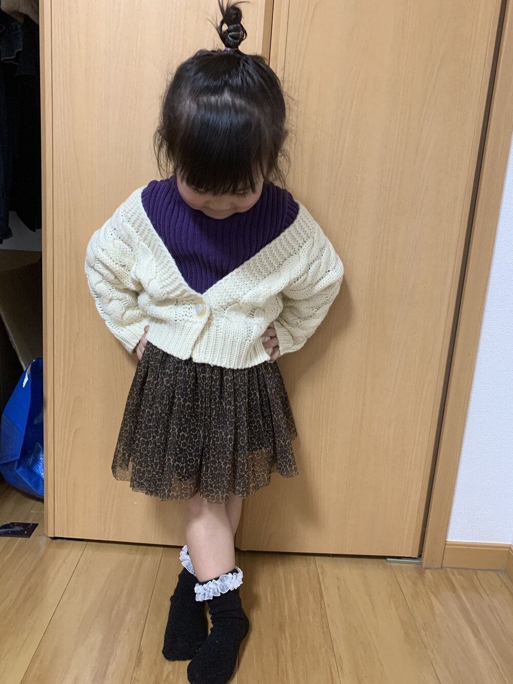 「３歳女の子、キッズコーデ、休日スタイル、冬コーデ、キッズファッション、レオパード柄、かわいい、ニットカーディガン」｜「Birthdayのアイテム（カーディガン/ボレロ、ベージュ系）」を使った、m.tさん（キッズ・90cm）の冬コーディネートの1枚目の写真