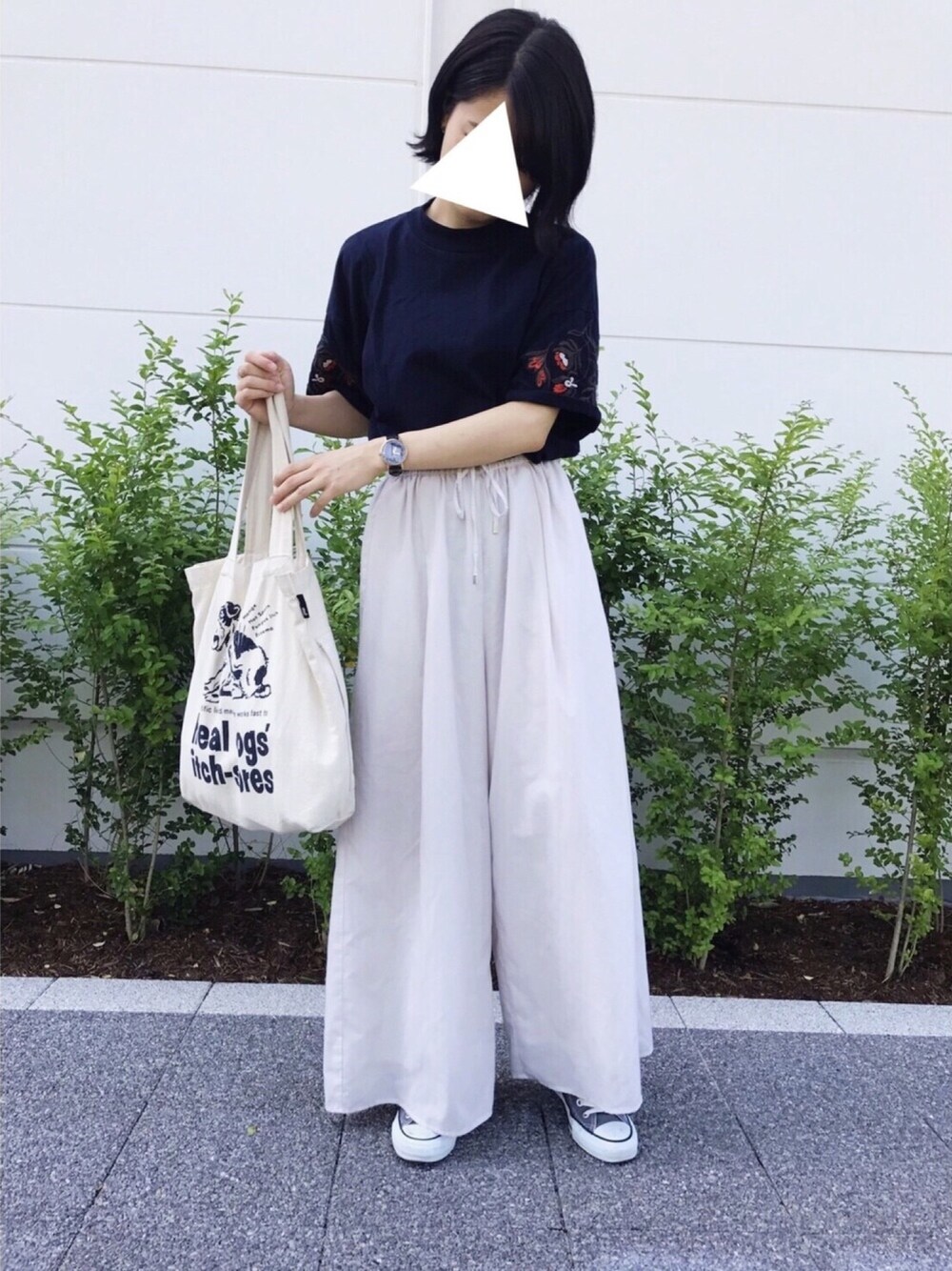 ブルー系のTシャツ/カットソー、グレー系のスニーカー、ホワイト系のトートバッグを着用したレディースの夏コーディネートの1枚目の写真