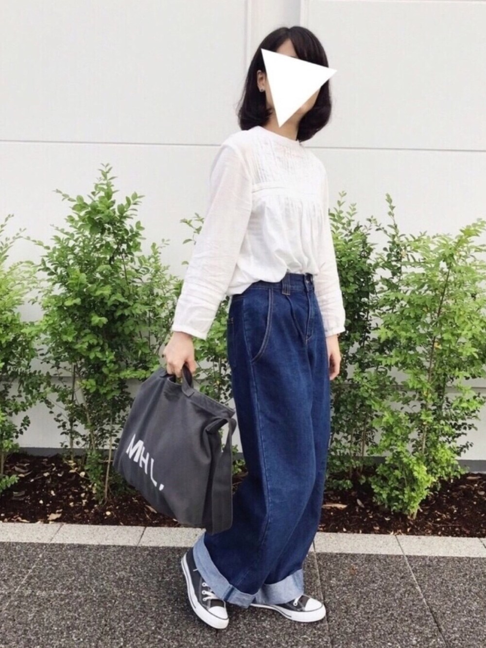 ホワイト系のシャツ/ブラウス、ブルー系のデニムパンツ、グレー系のショルダーバッグを着用したレディースの春コーディネートの1枚目の写真