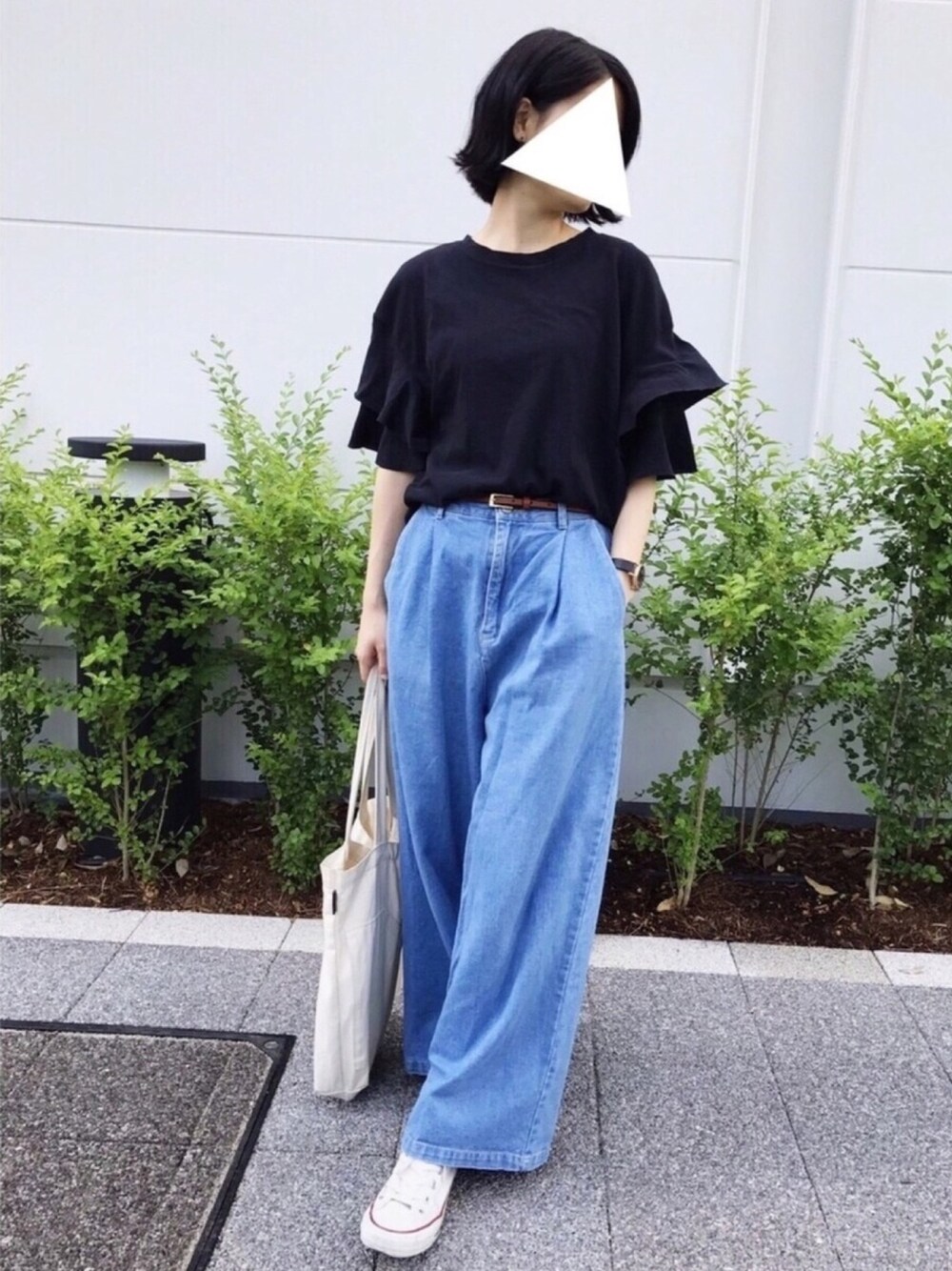 ブラック系のTシャツ/カットソー、ブルー系のデニムパンツ、ホワイト系のトートバッグを着用したレディースの夏コーディネートの1枚目の写真