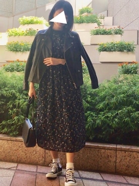 「肩掛け」｜「アイテム（ライダースジャケット）」を使った、makįさん（レディース・157cm）の秋コーディネート