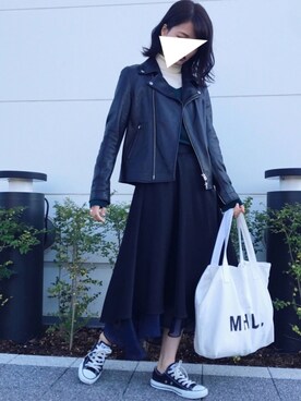 「Vネック」｜「アイテム（ライダースジャケット）」を使った、makįさん（レディース・157cm）の秋コーディネート