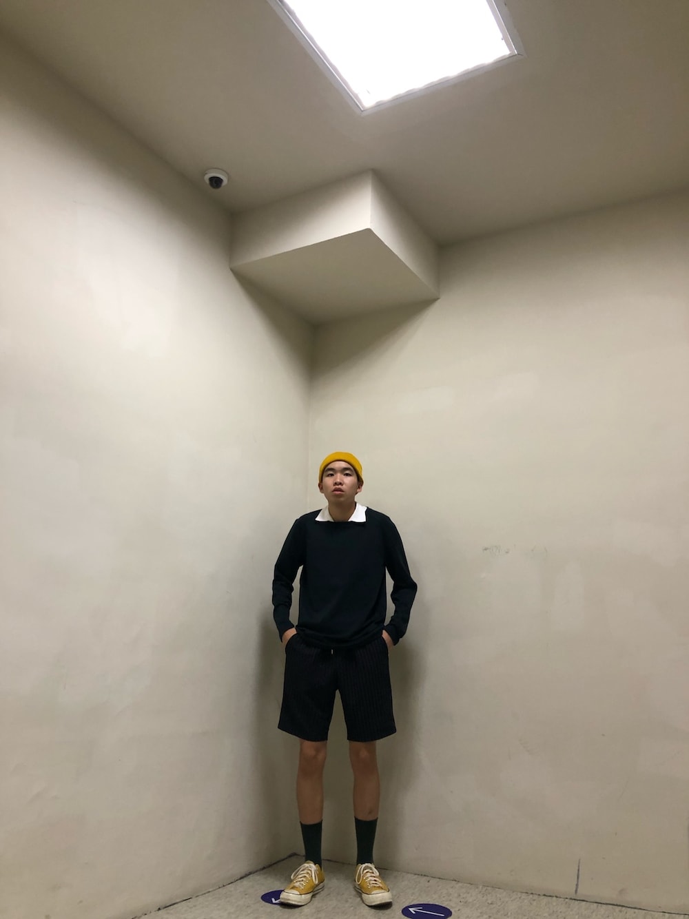 「Bershkaのアイテム（ニットキャップ/ビーニー、イエロー系）」を使った、佛地胖さん（メンズ・173cm）の春コーディネートの1枚目の写真