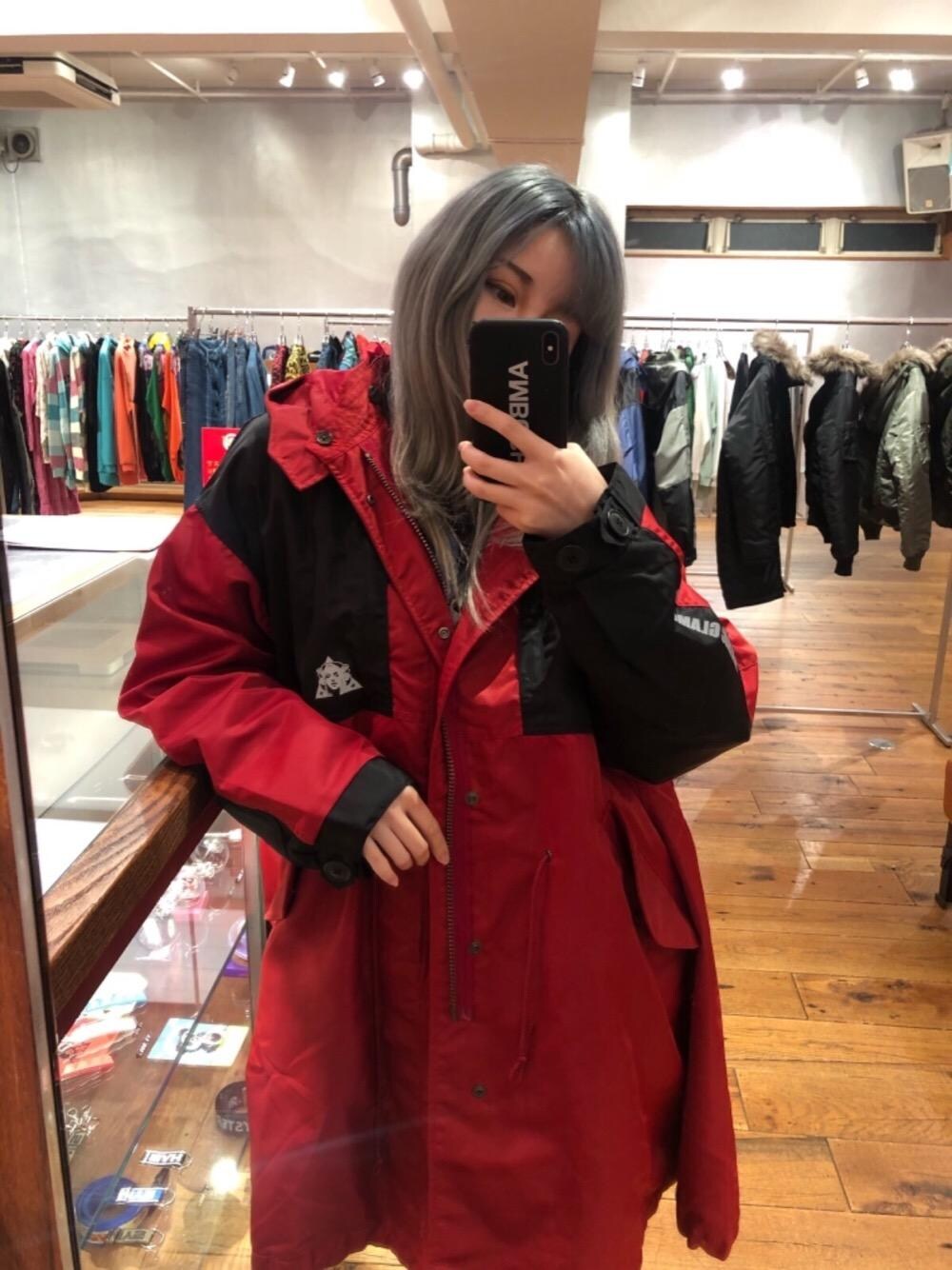 レッド系のミリタリージャケットを着用したレディースの秋コーディネートの1枚目の写真