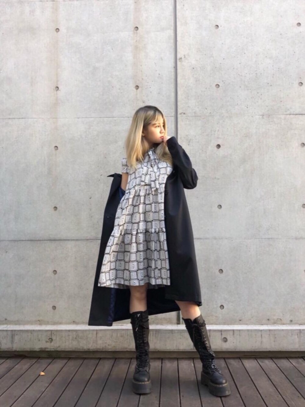 「春コーデ」｜「HYSTERIC GLAMOURのステンカラーコート（ステンカラーコート、ブラック系）」を使った、tanniさん（レディース・161cm）の冬コーディネートの1枚目の写真