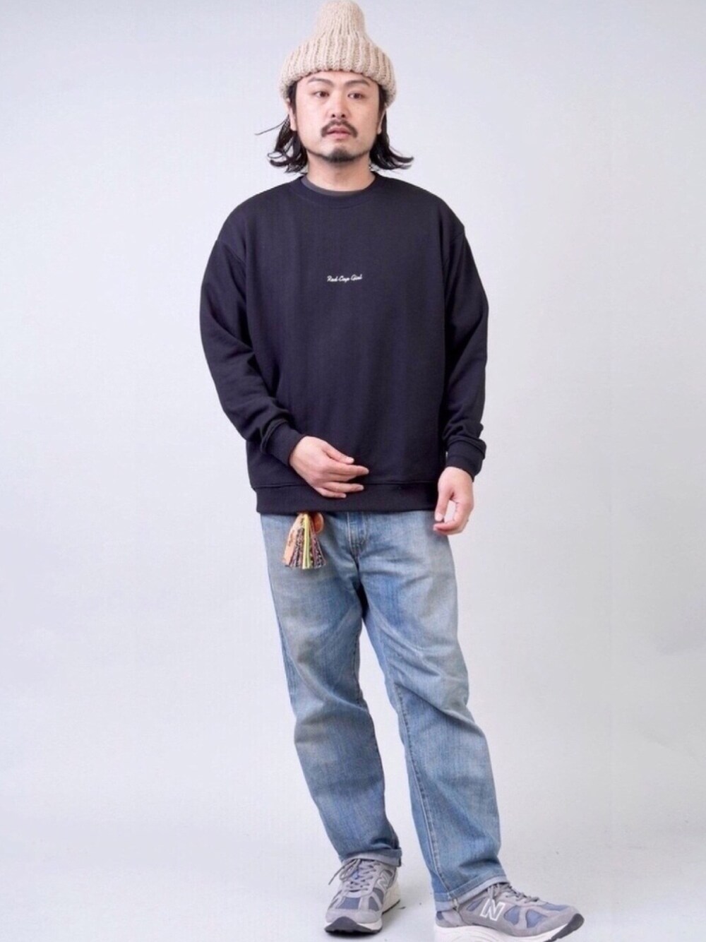 ブラック系のスウェット、ピンク系のTシャツ/カットソー、ブルー系のデニムパンツを着用したメンズの冬コーディネートの1枚目の写真