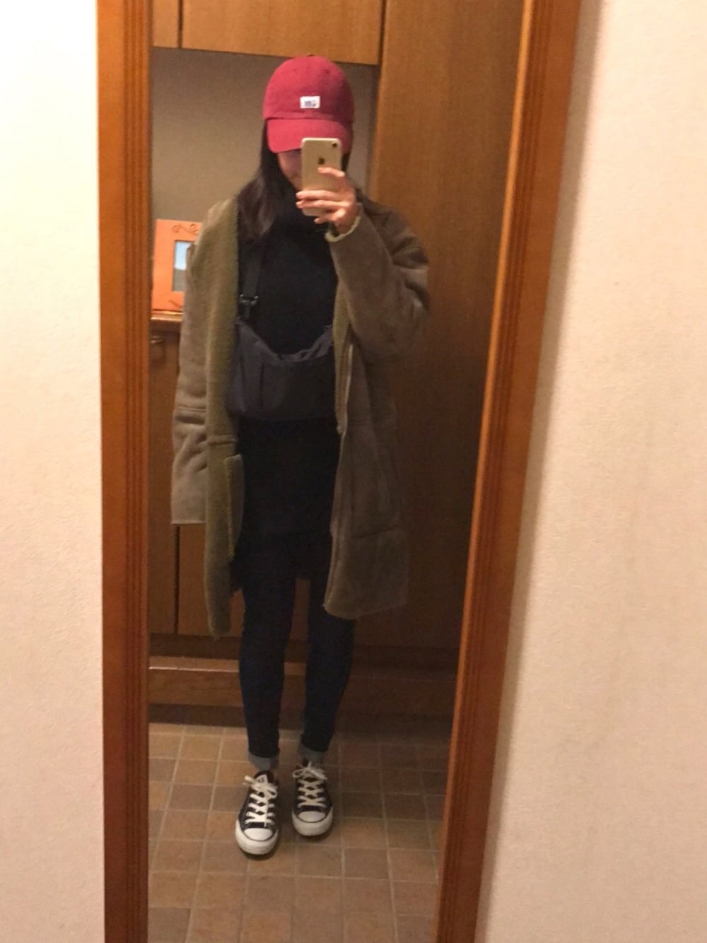 「カジュアルコーデ、キャップ、コンバース、デニムパンツ」｜「Leeの【S Cawaii(エスカワイイ)11月号掲載】Lee LOW CAP COTTON TWILL/リー ロウ キャップ コットン ツイル オーバーライド（キャップ、レッド系）」を使った、mさん（レディース・162cm）の冬コーディネートの1枚目の写真