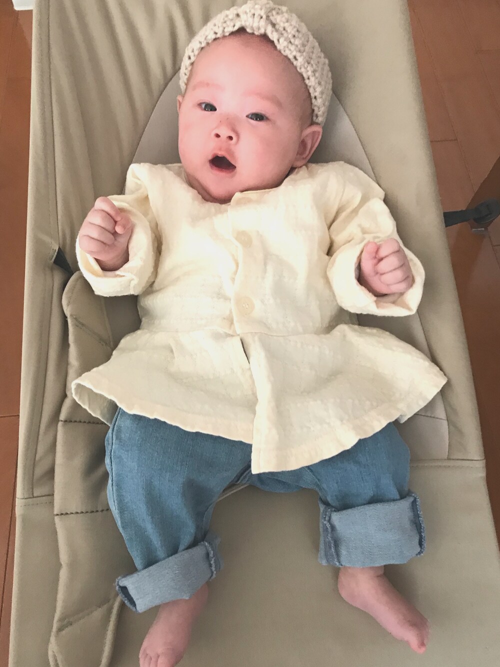 「カジュアル、ベビーコーデ、デニム、デニムパンツ、カーディガン、ぺプラムトップス、ターバン、ヘアバンド」｜「babyGAPのアイテム（デニムパンツ、ブルー系）」を使った、saqさん（キッズ・70cm）の春コーディネートの1枚目の写真