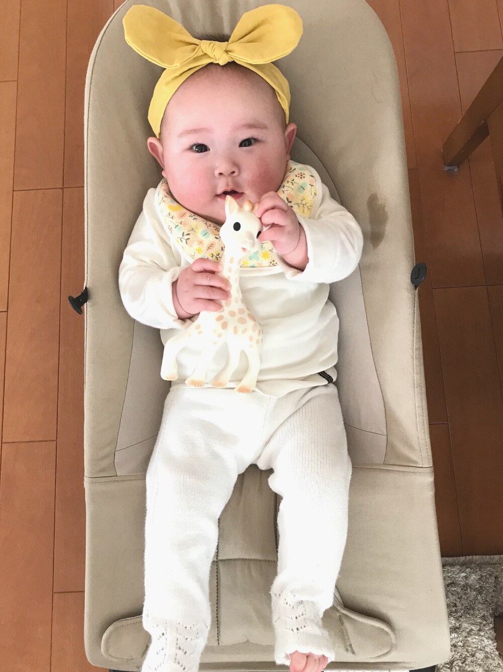 「ニットパンツ、花柄、リボン、ヘアバンド、キリンのソフィ、ベビーコーデ、女の子、7ヶ月、ホワイトコーデ、ホワイトパンツ」｜「Sophie la girafeのアイテム（おもちゃ、ホワイト系）」を使った、saqさん（キッズ・70cm）の春コーディネートの1枚目の写真